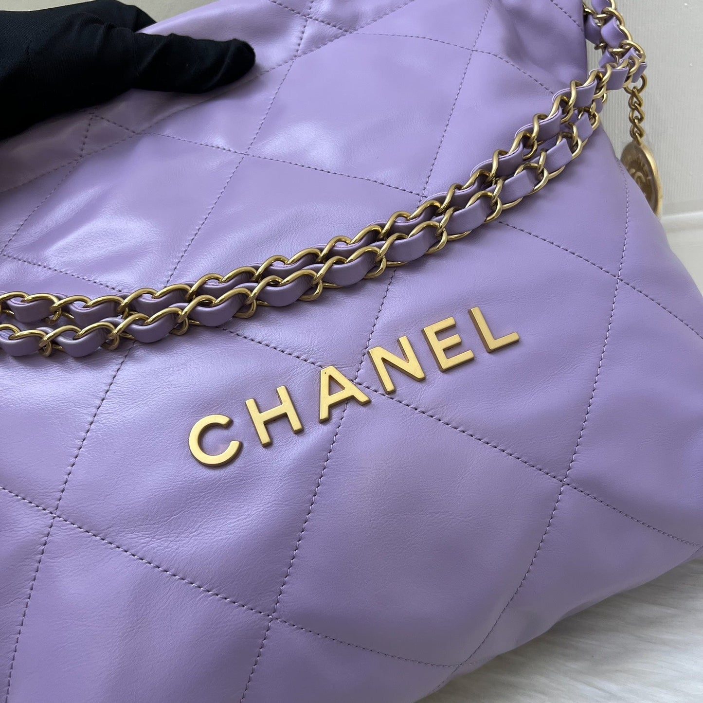 Chanel [local Full Set Un] 22 Small Hobo Handbag in 24P Lilac Shiny Calfskin and Aghw ( )