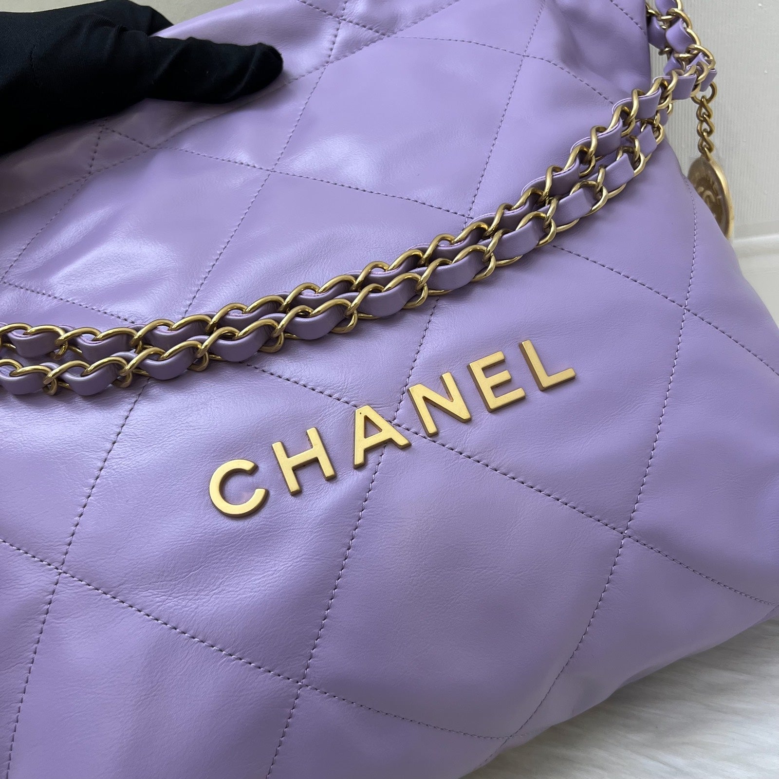 Chanel [local Full Set Un] 22 Small Hobo Handbag in 24P Lilac Shiny Calfskin and Aghw ( )
