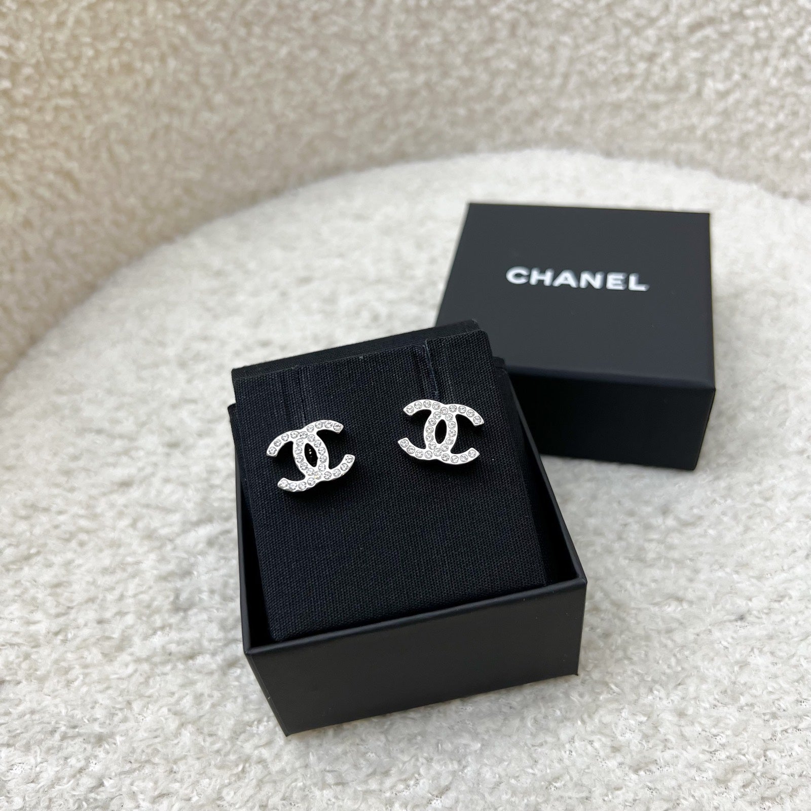 Chanel 25C CC Logo Earrings in Shw