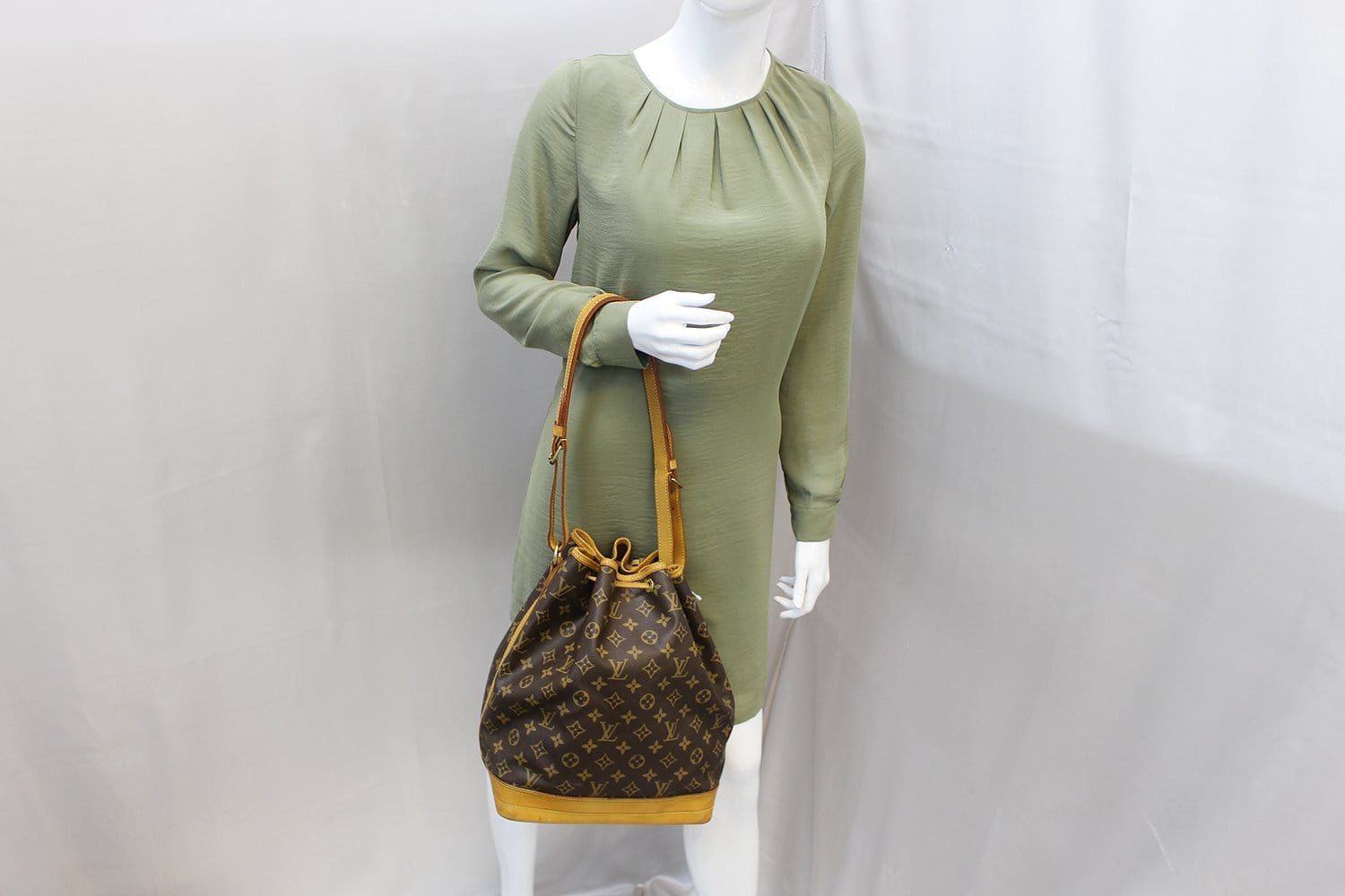 Louis Large Noe Shoulder Bag Canvas Monogram