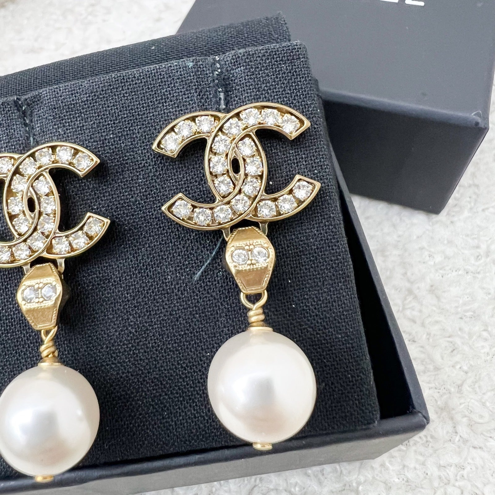 Chanel 18B Dangling Earrings with Crystals,pearl and Aghw
