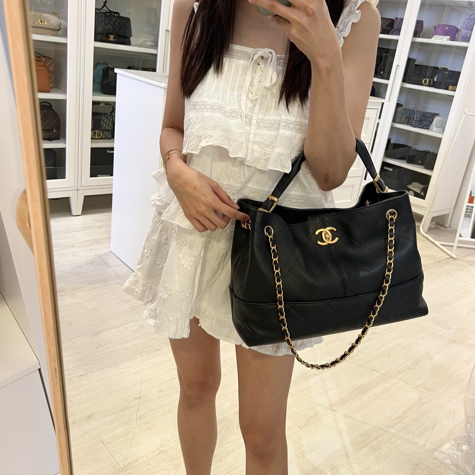 Chanel 25A Tote / Shopping Bag in Black Leather and Aghw ( )
