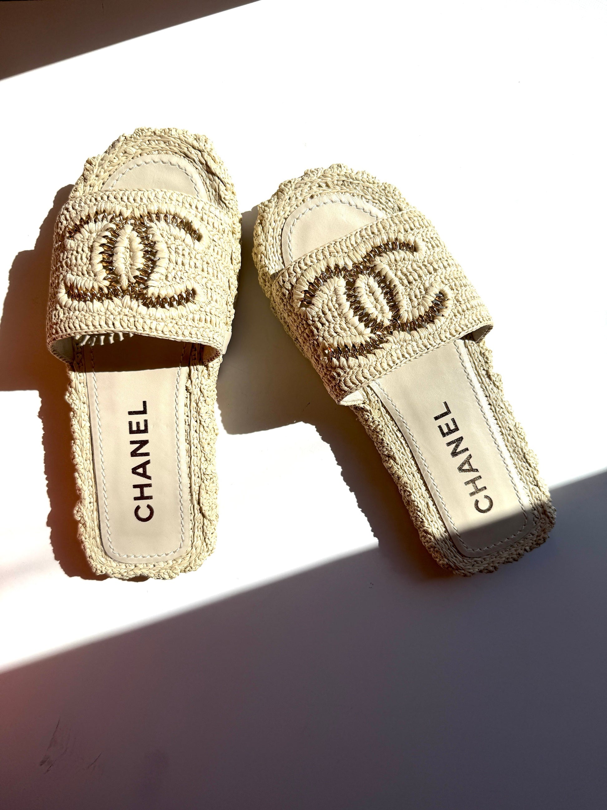 Chanel New Raffia CC Logo Neutral Slip on Espadrille Slide Sandals 38 7.5 for Women