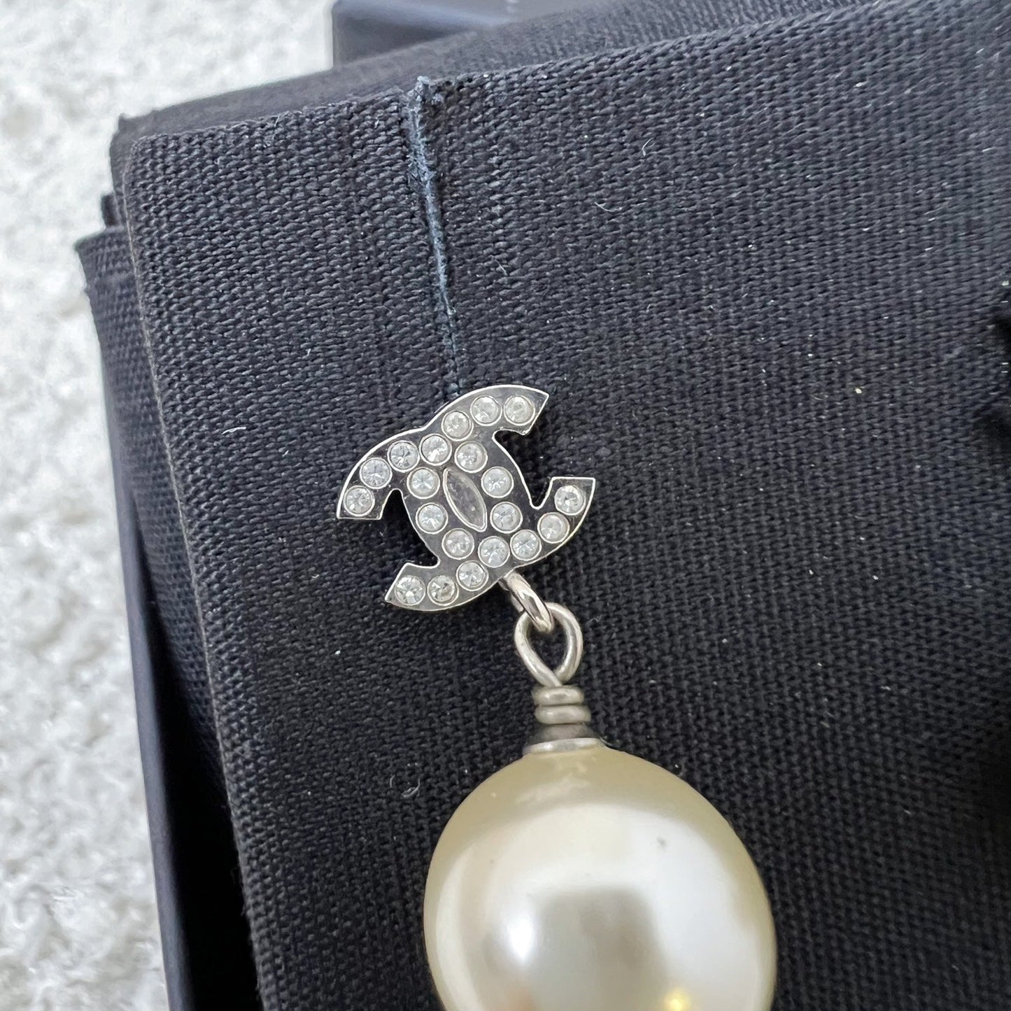 Chanel Mini CC Logo Dangling Earrings With Crystals And Pearl In Shw