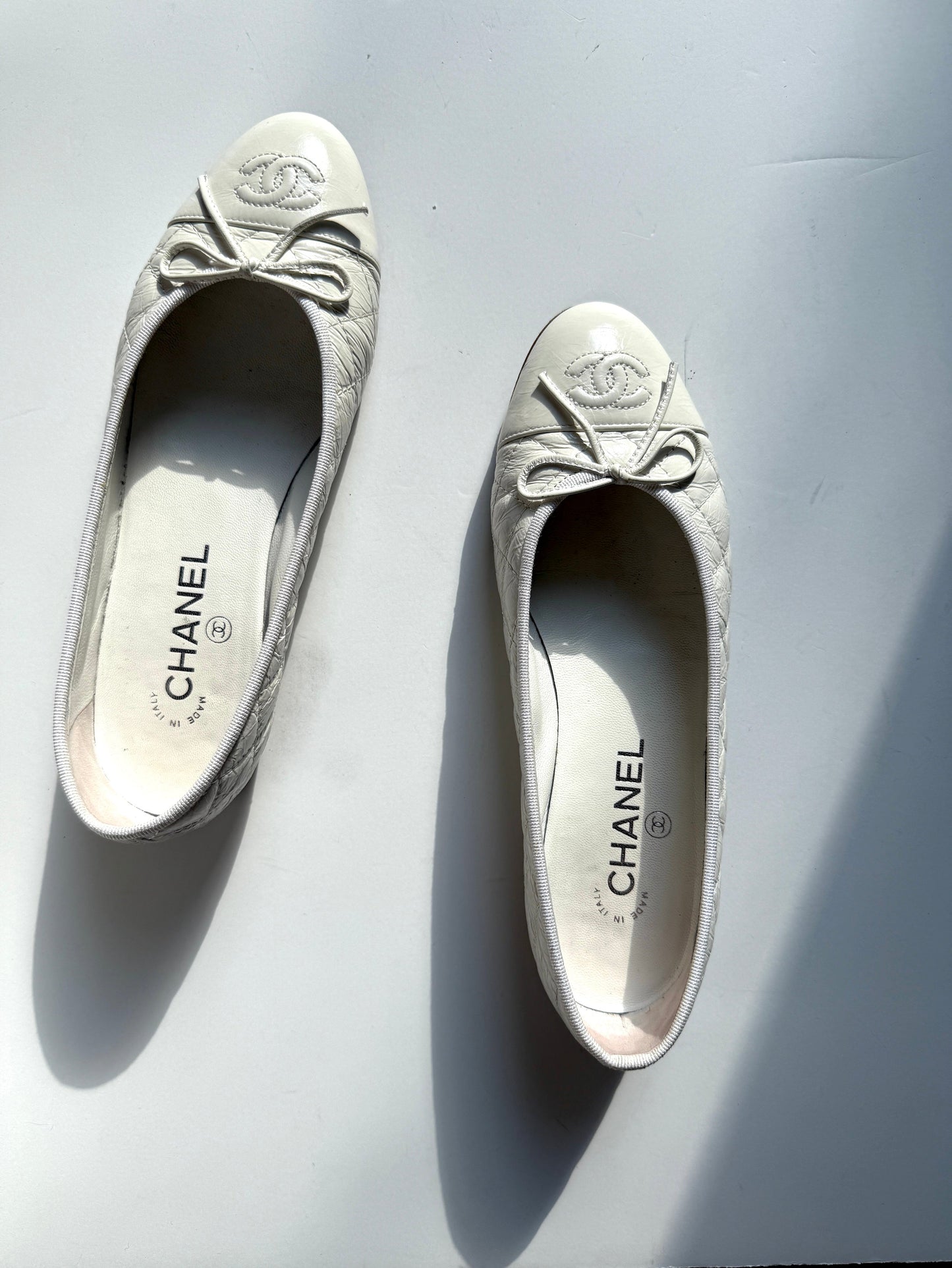 CHANEL White Cap Toe Quilted Leather Classic Flats 38, 7.5
