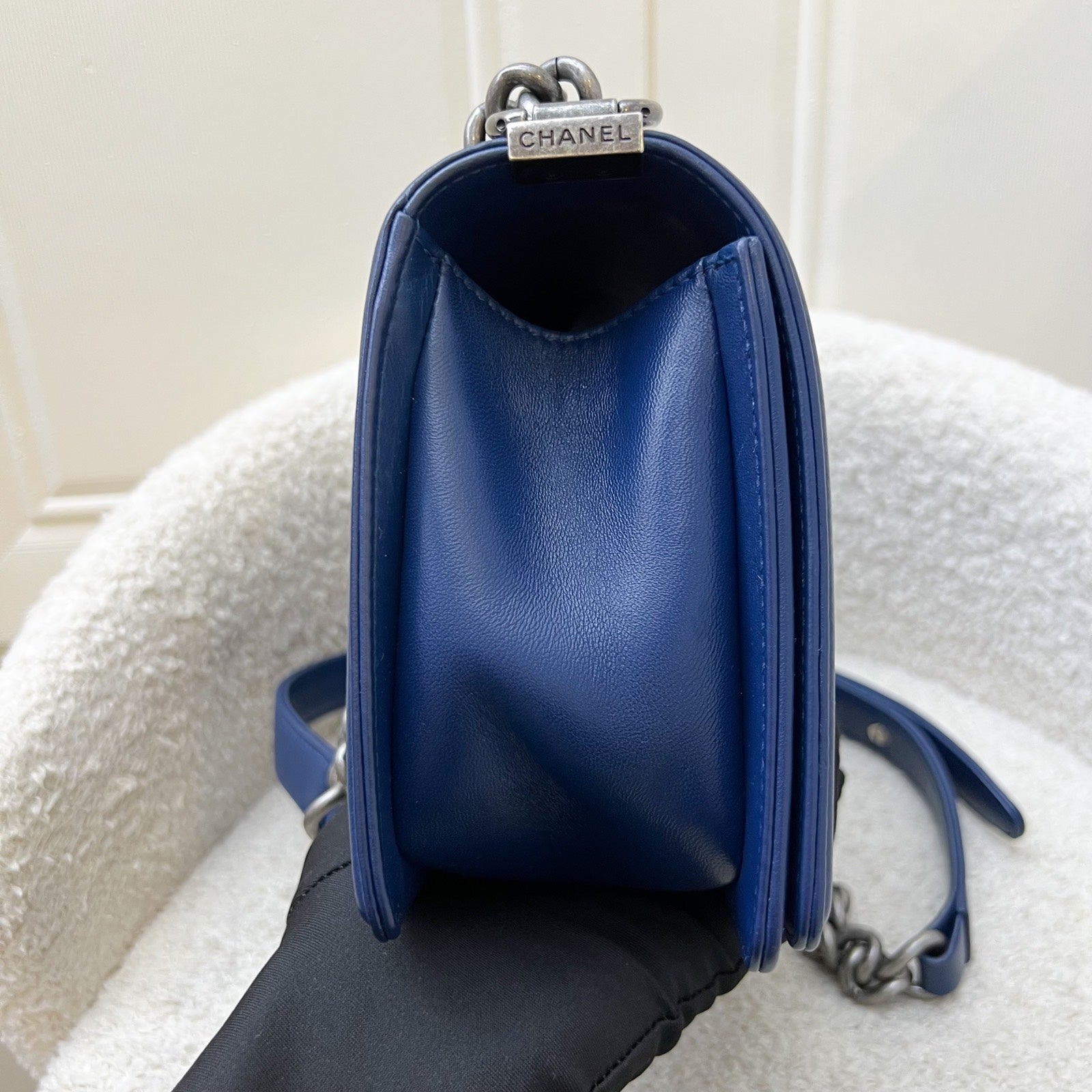 Chanel Medium 25Cm Boy Flap In Chevron Quilted Crumpled Blue Leather And Rhw Bag