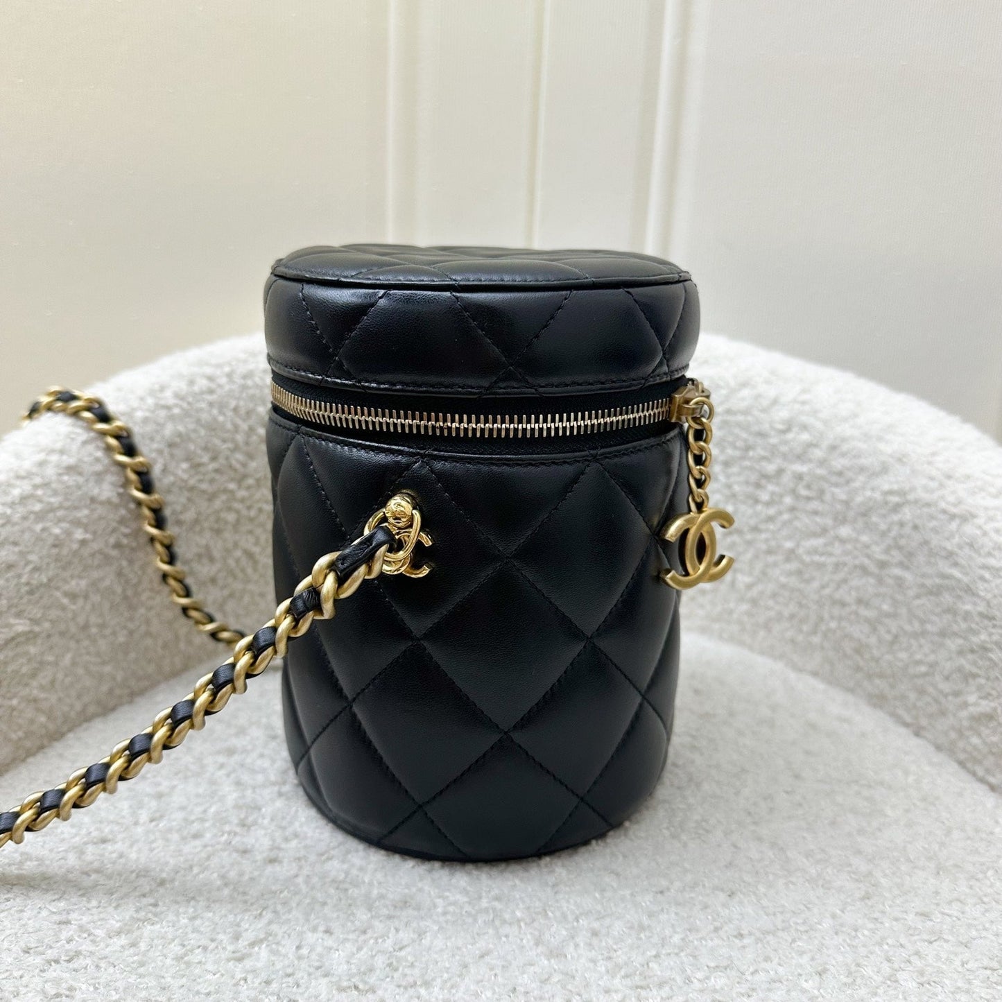 Chanel 21K Small Vanity In Black Lambskin Aghw Bag