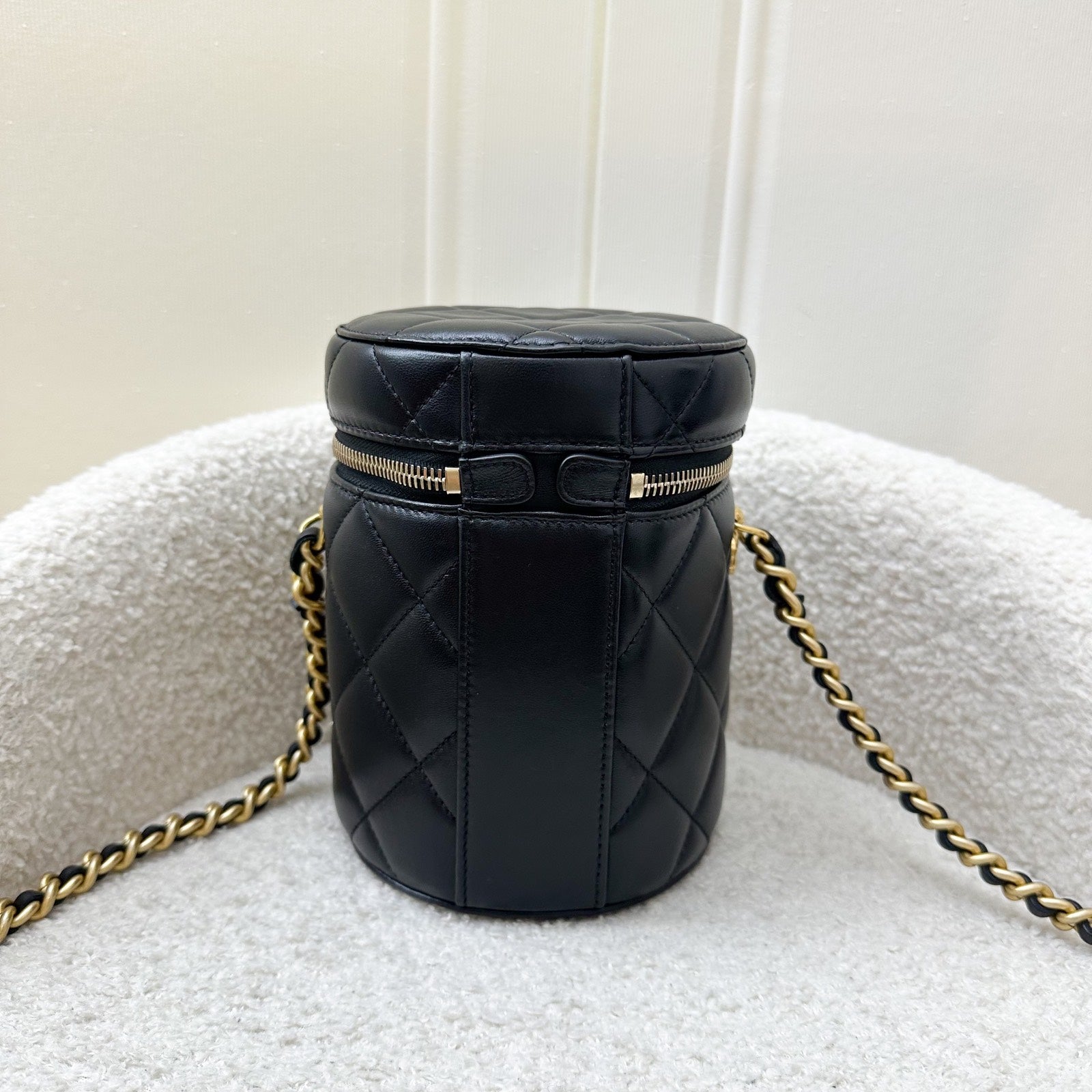 Chanel 21K Small Vanity In Black Lambskin Aghw Bag