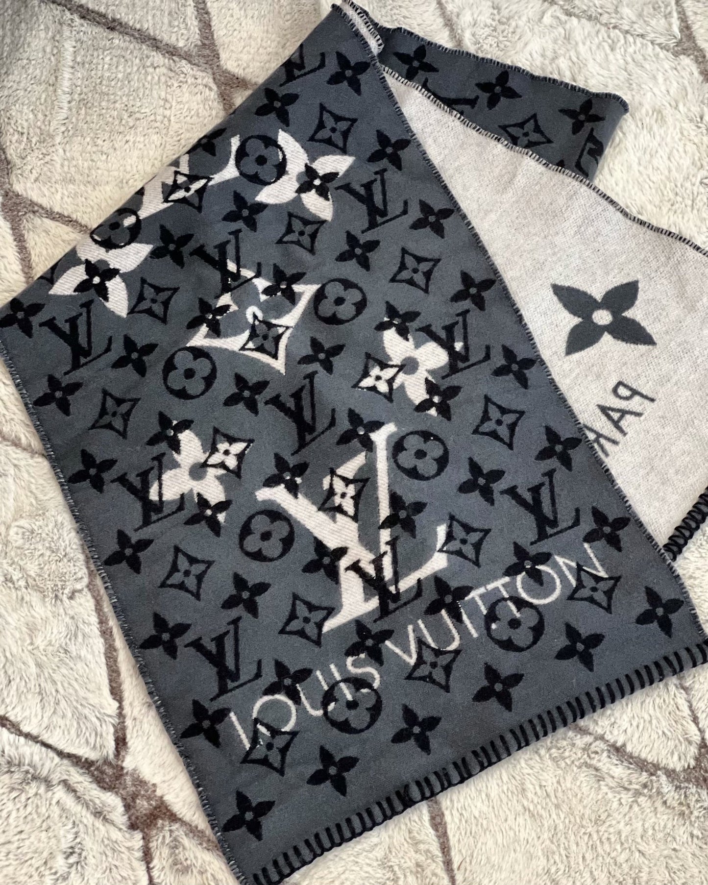 Louis Vuitton GIANT SCARF Monogram