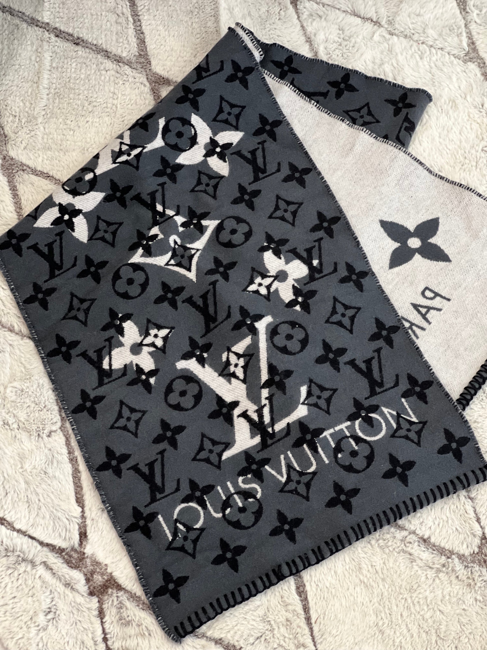 Louis Vuitton GIANT SCARF Monogram