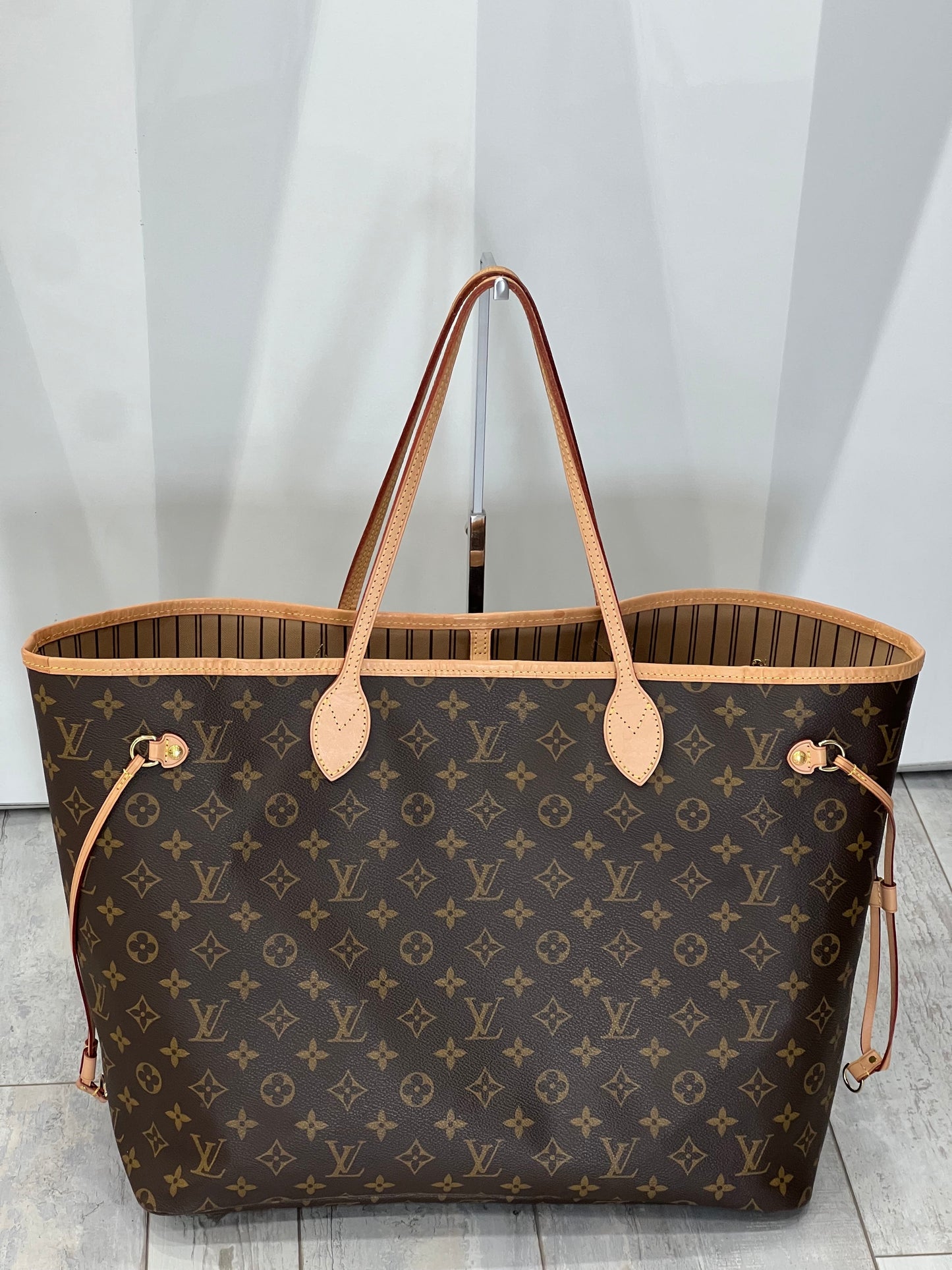 Louis Vuitton GM Monogram Neverfull Tote Bag Bag 1