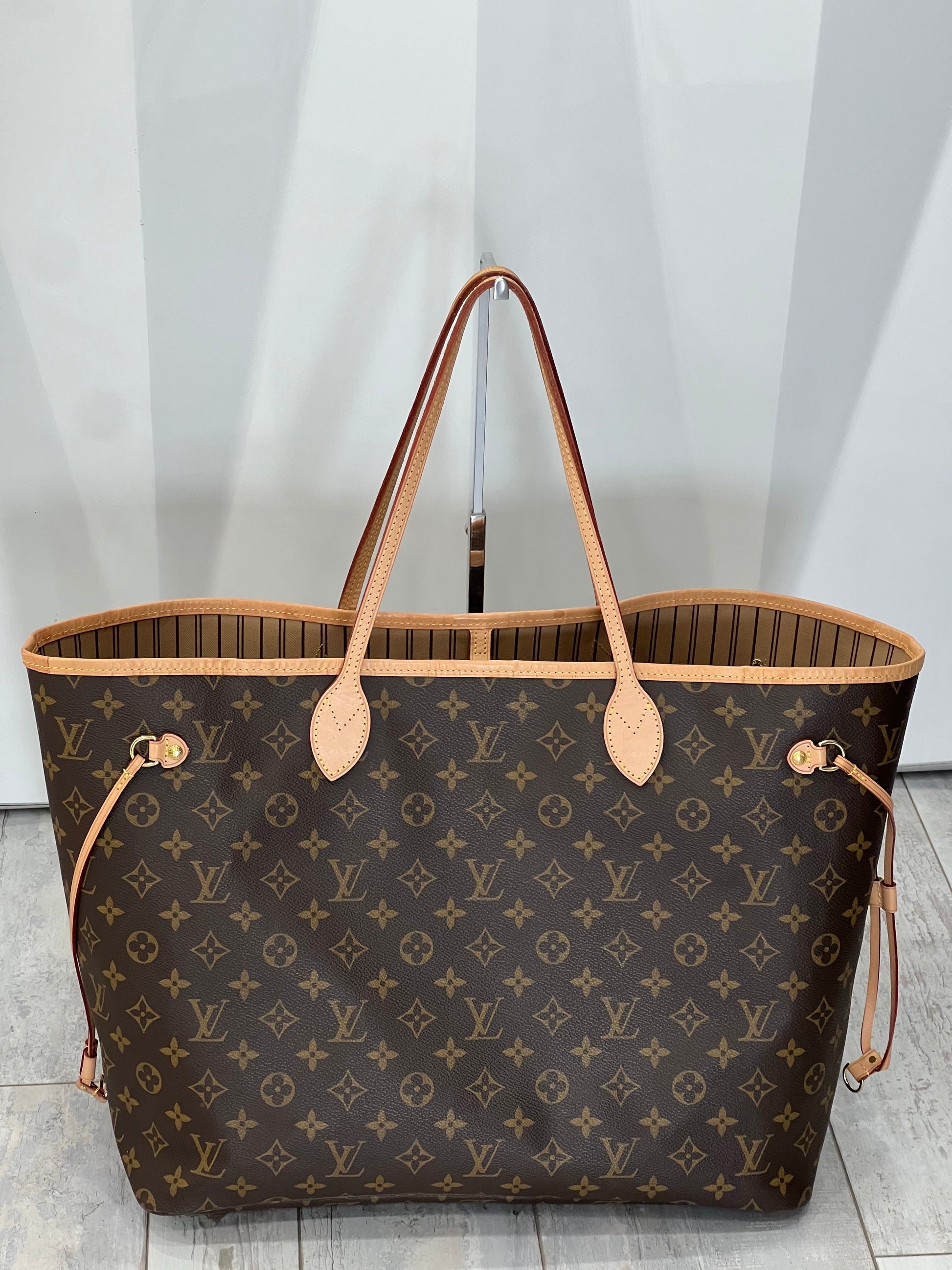 Louis Vuitton GM Monogram Neverfull Tote Bag Bag 1