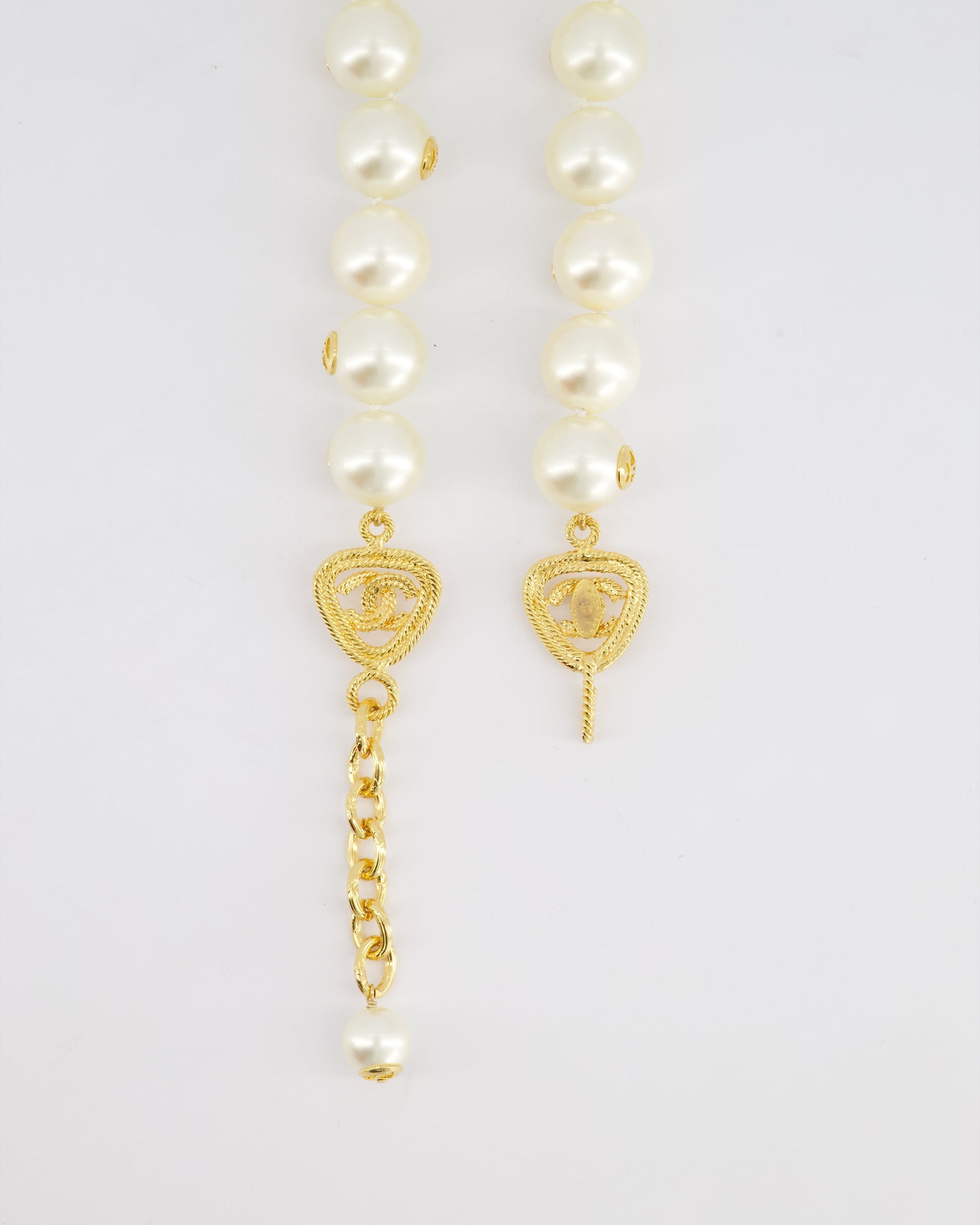 *HOT* Chanel White Pearl Chocker Necklace with Yellow Gold Logo Details