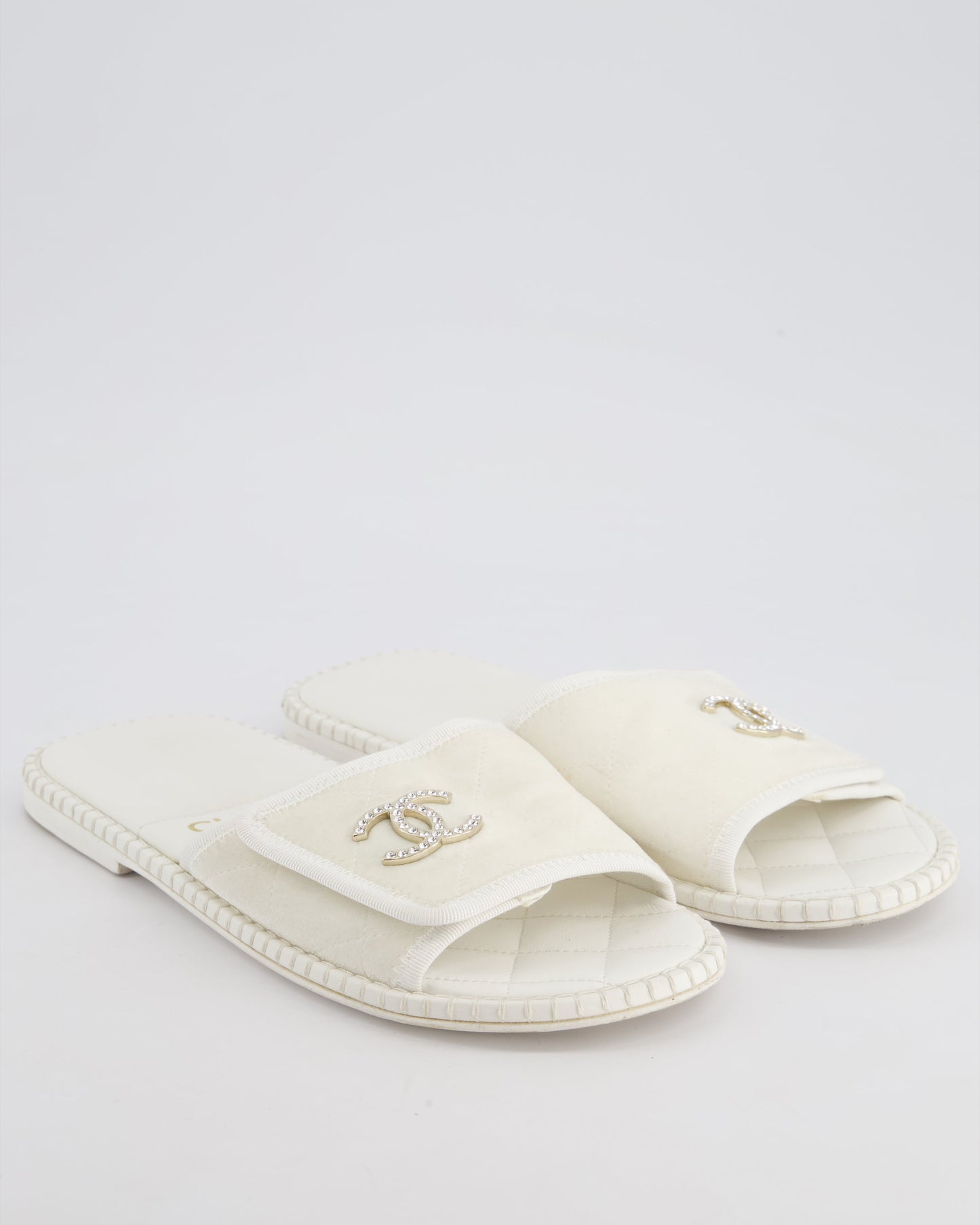 Chanel White Leather Bathrobe Quilted Sandals with CC Crystal Logo Detail Size Eu 39 for Women