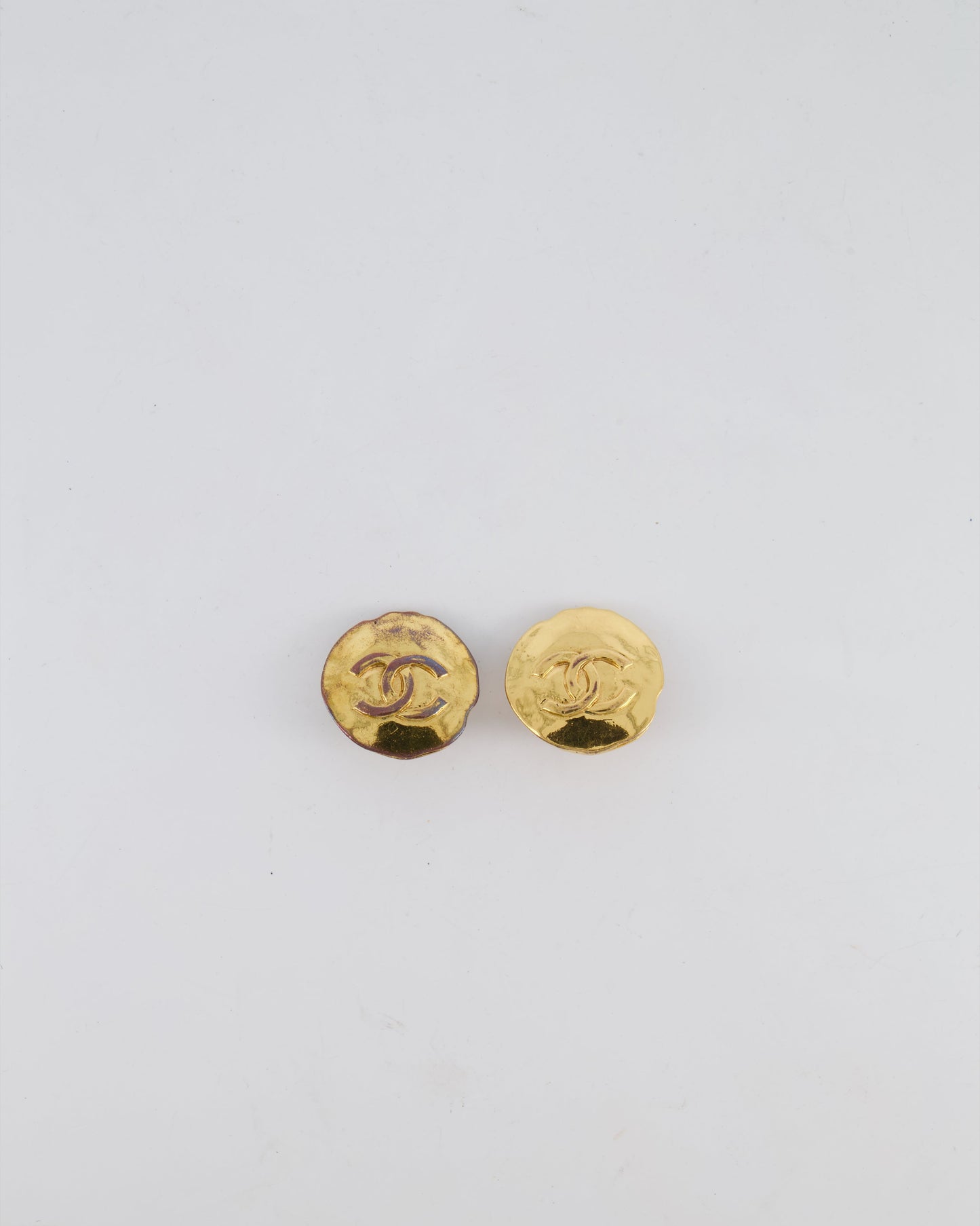 Chanel 93P   Shiny Gold Round Clip-On Earrings with Gold CC Logo