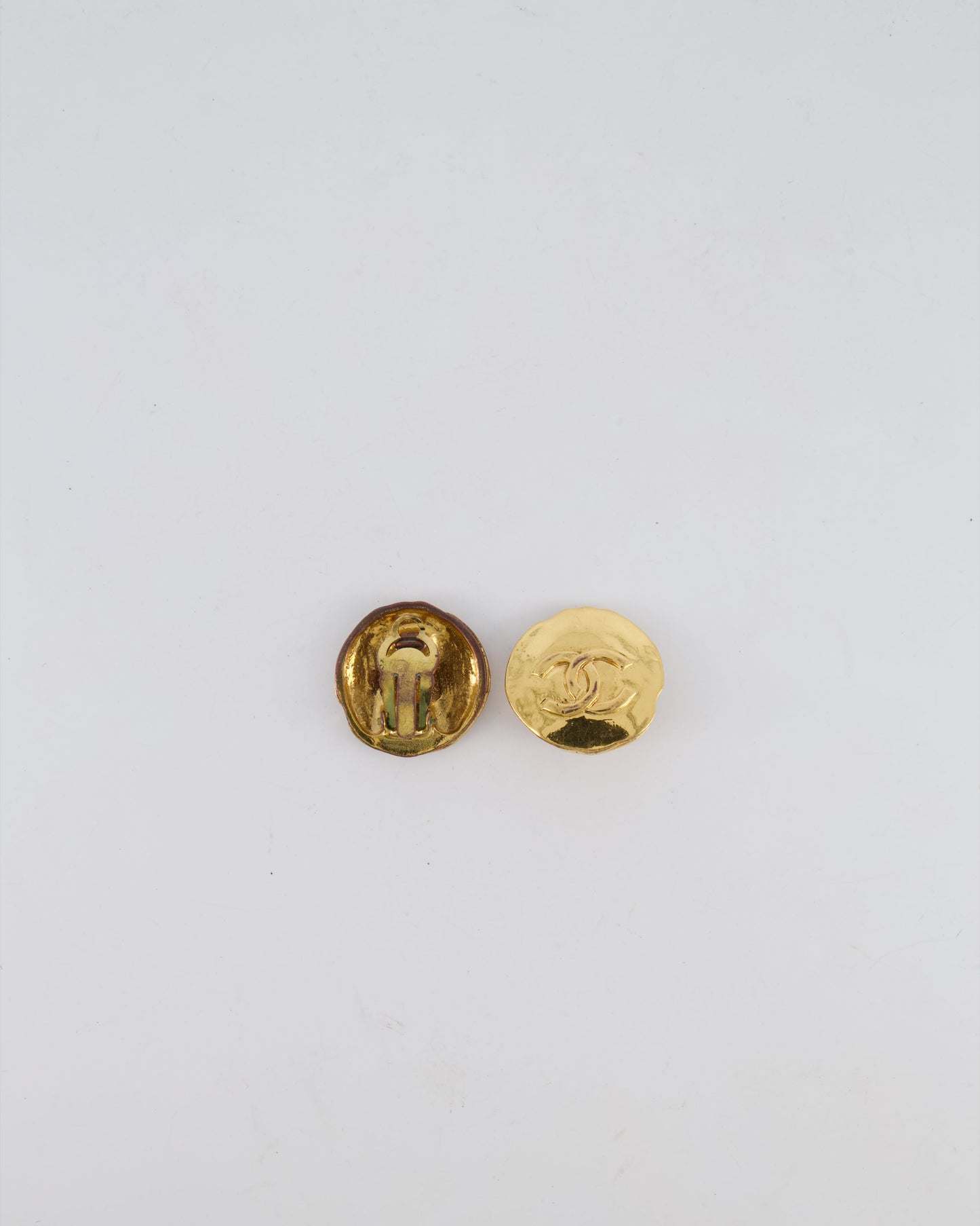 Chanel 93P   Shiny Gold Round Clip-On Earrings with Gold CC Logo