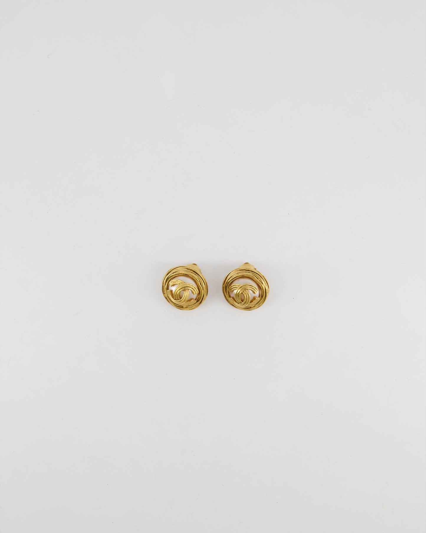 Chanel   94A Gold Spiral Round Clip On Earrings with Embedded Pearl and Gold CC Logo