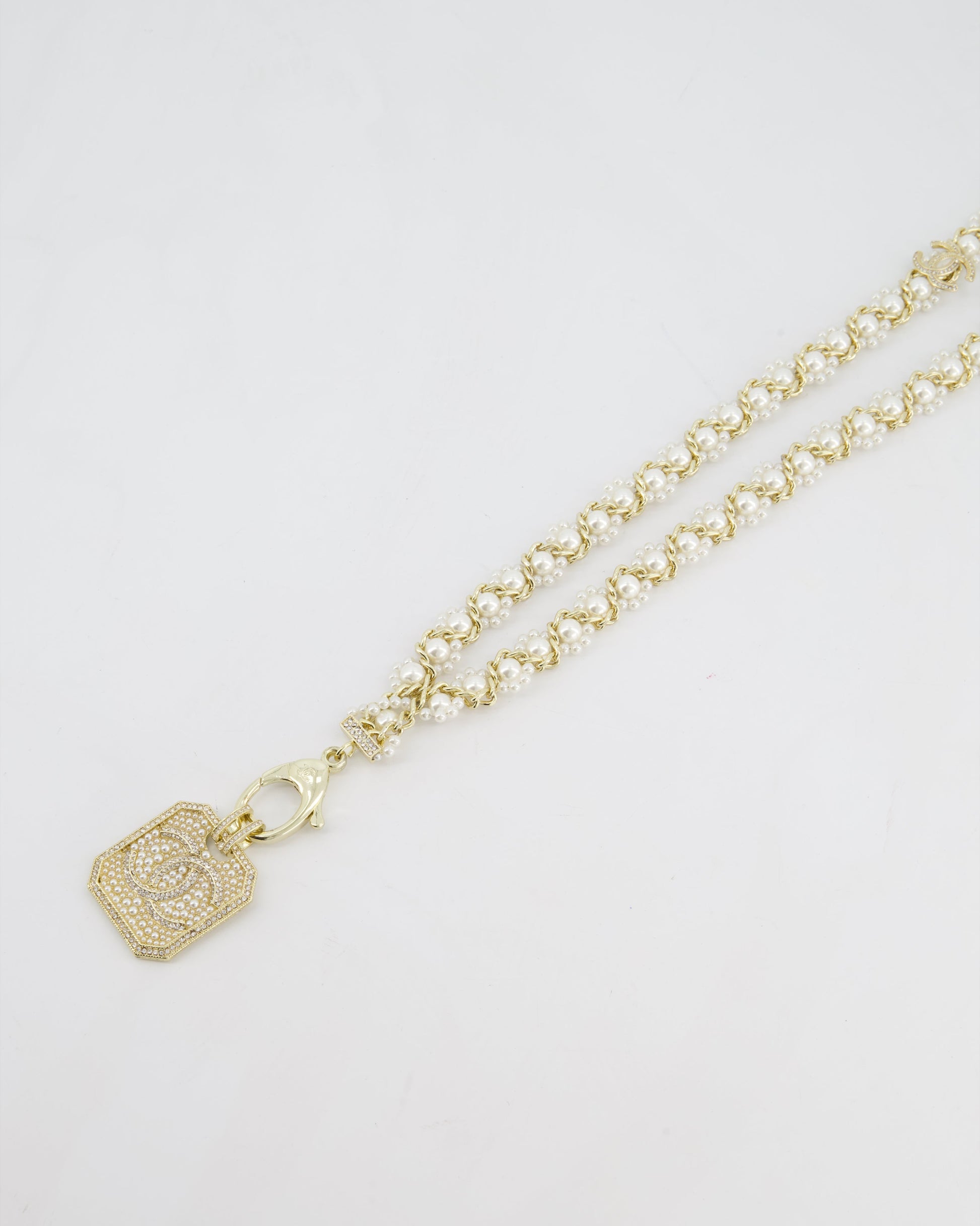 Chanel 21/a Métiers D’art Champagne Gold Medallion CC Pearl Necklace