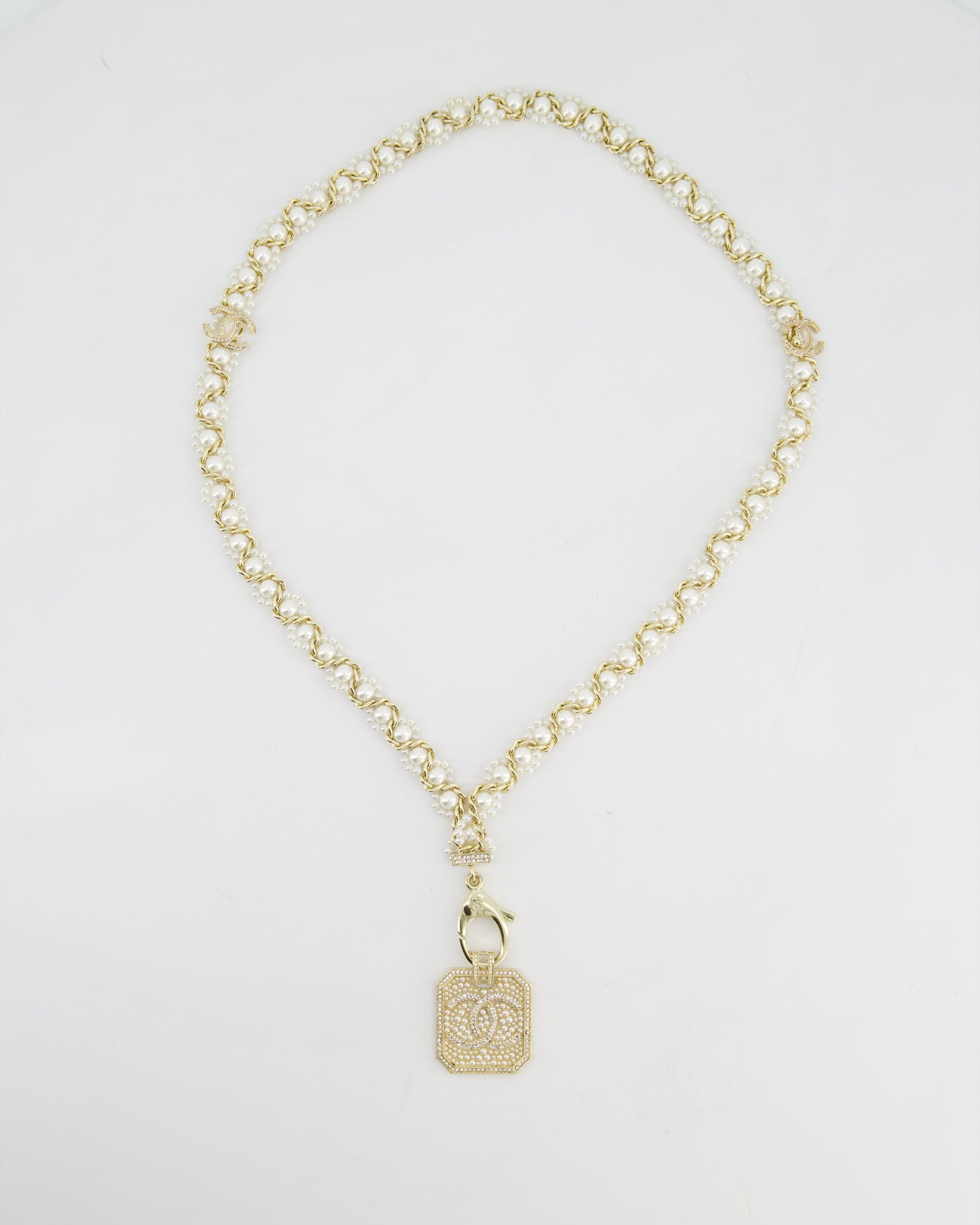Chanel 21/A Métiers d’Art Champagne Gold Medallion CC Pearl Necklace