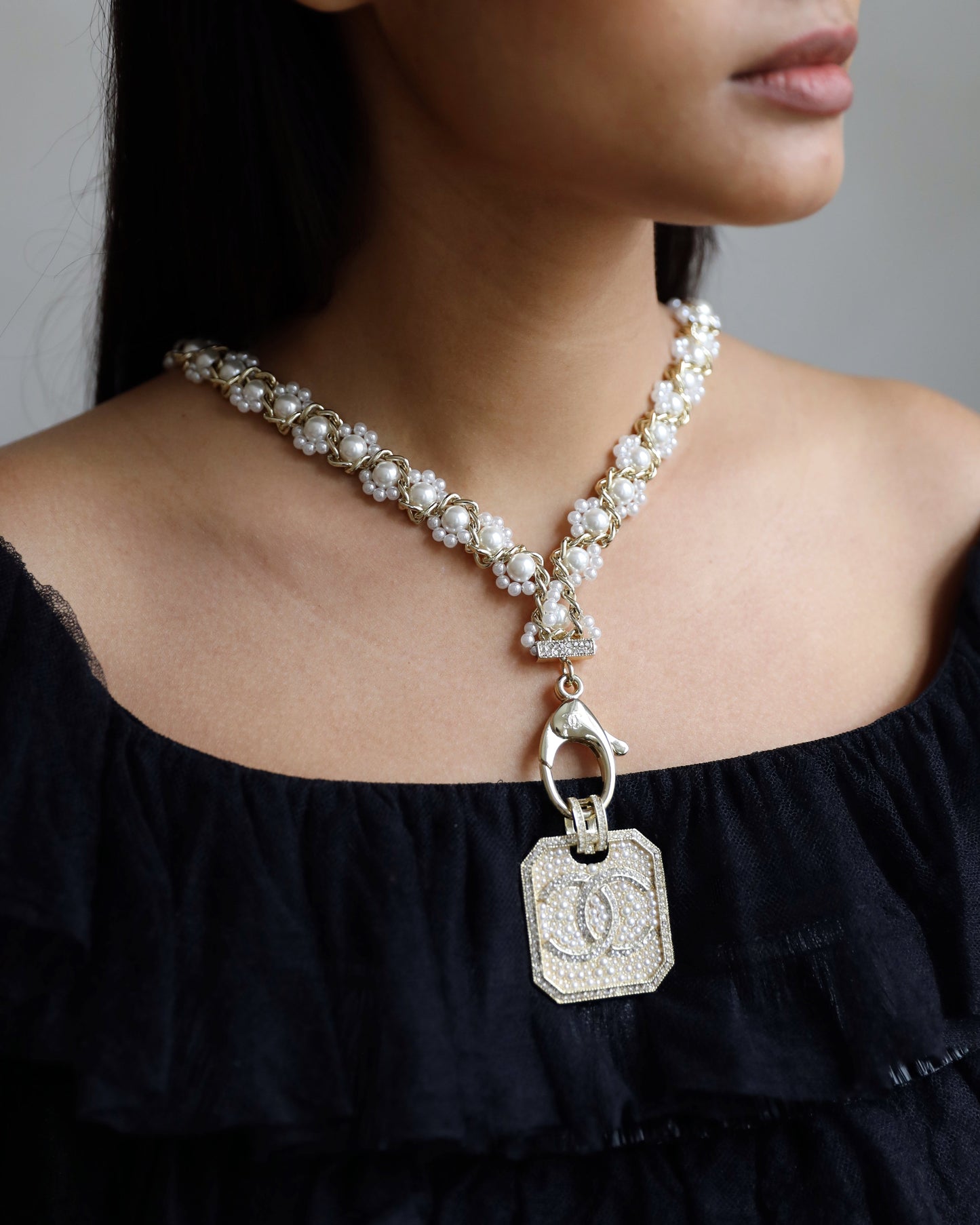 Chanel 21/a Métiers D’art Champagne Gold Medallion CC Pearl Necklace