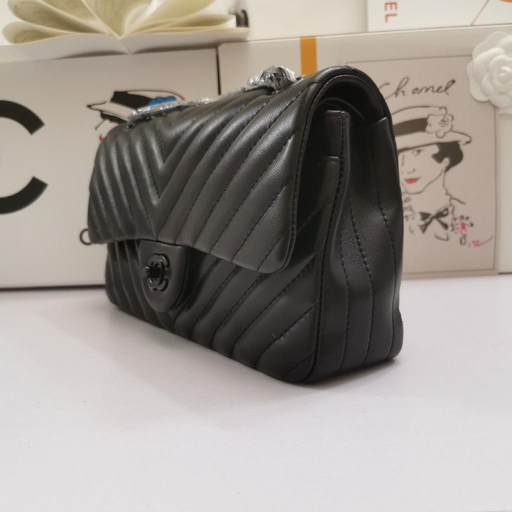 CHL Chevron Classic Hardware , Black Crossbody Bag