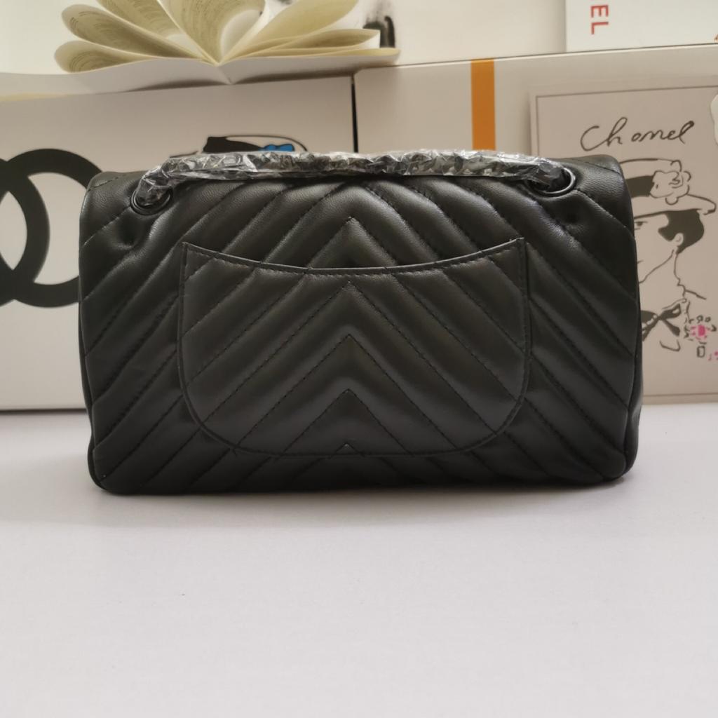 CHL Chevron Classic Hardware , Black Crossbody Bag