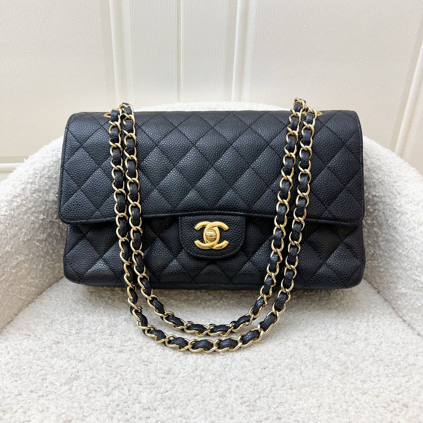 Chanel Medium Classic Flap Cf in Black Caviar and Ghw ( ) Handbag