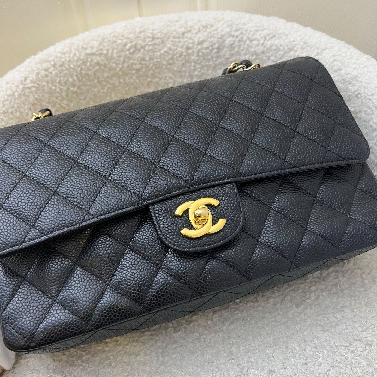 Chanel Medium Classic Flap Cf in Black Caviar and Ghw ( ) Handbag