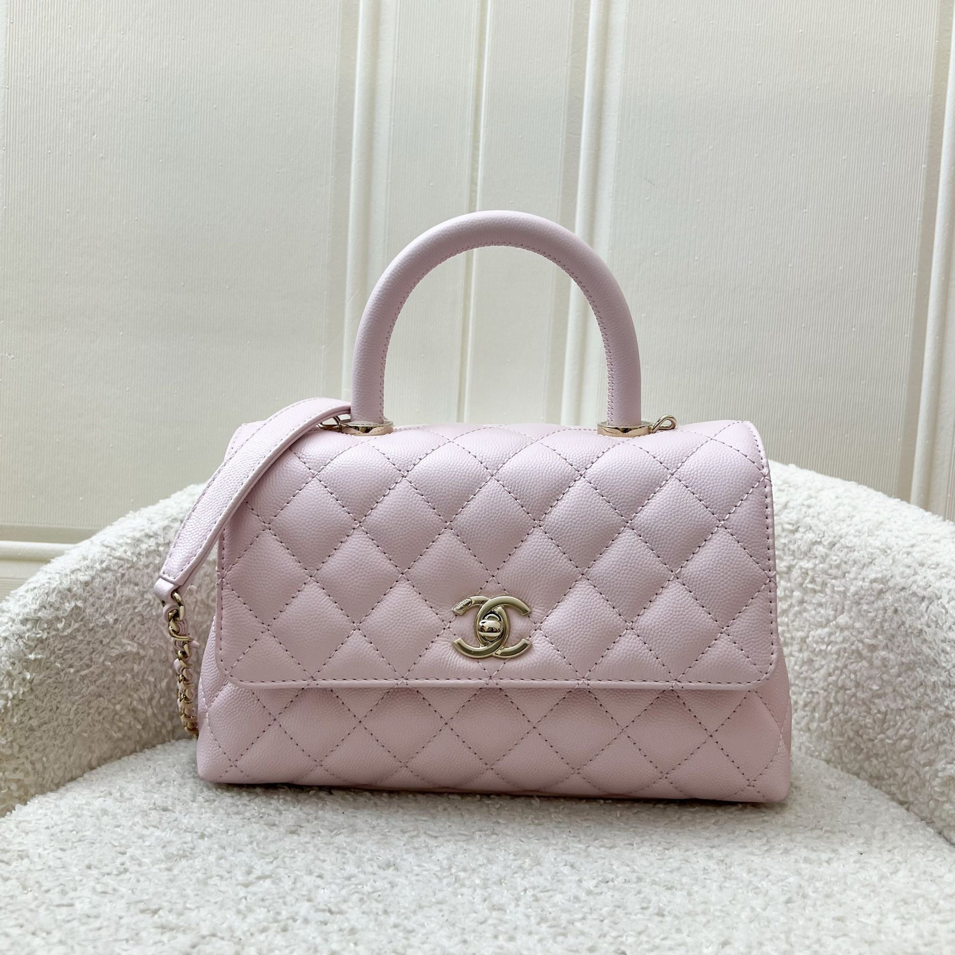 Chanel Small 24CM Coco Handle in 22P Pink Caviar Lghw ( ) Handbag