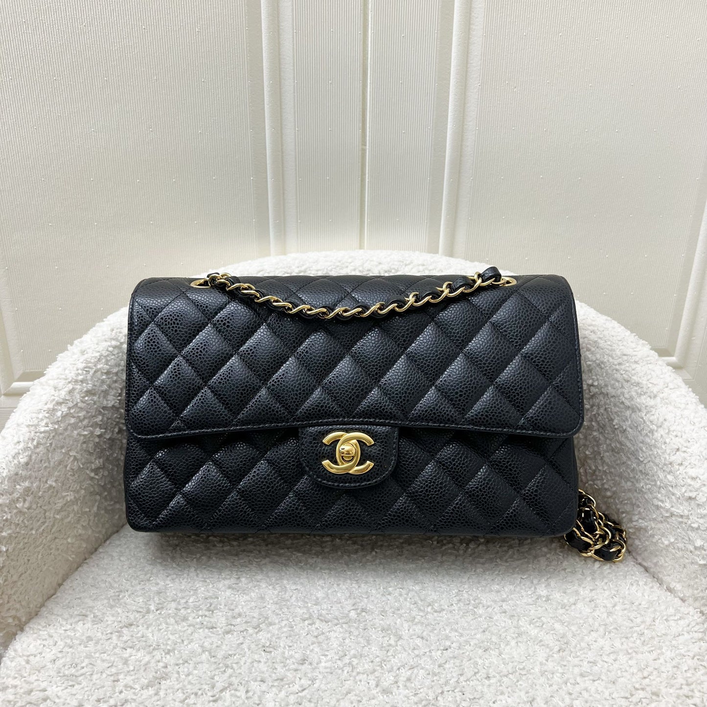 Chanel Medium Classic Flap Cf in Black Caviar and Ghw Handbag