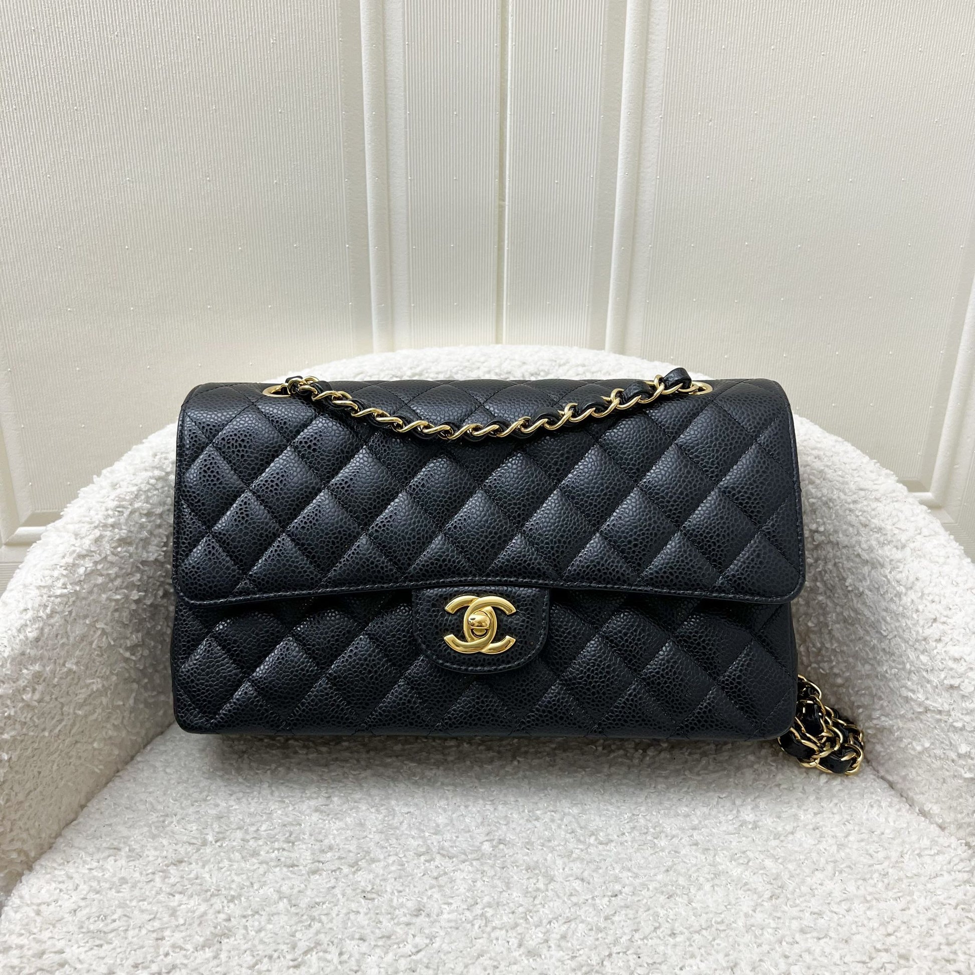 Chanel Medium Classic Flap Cf in Black Caviar and Ghw Handbag