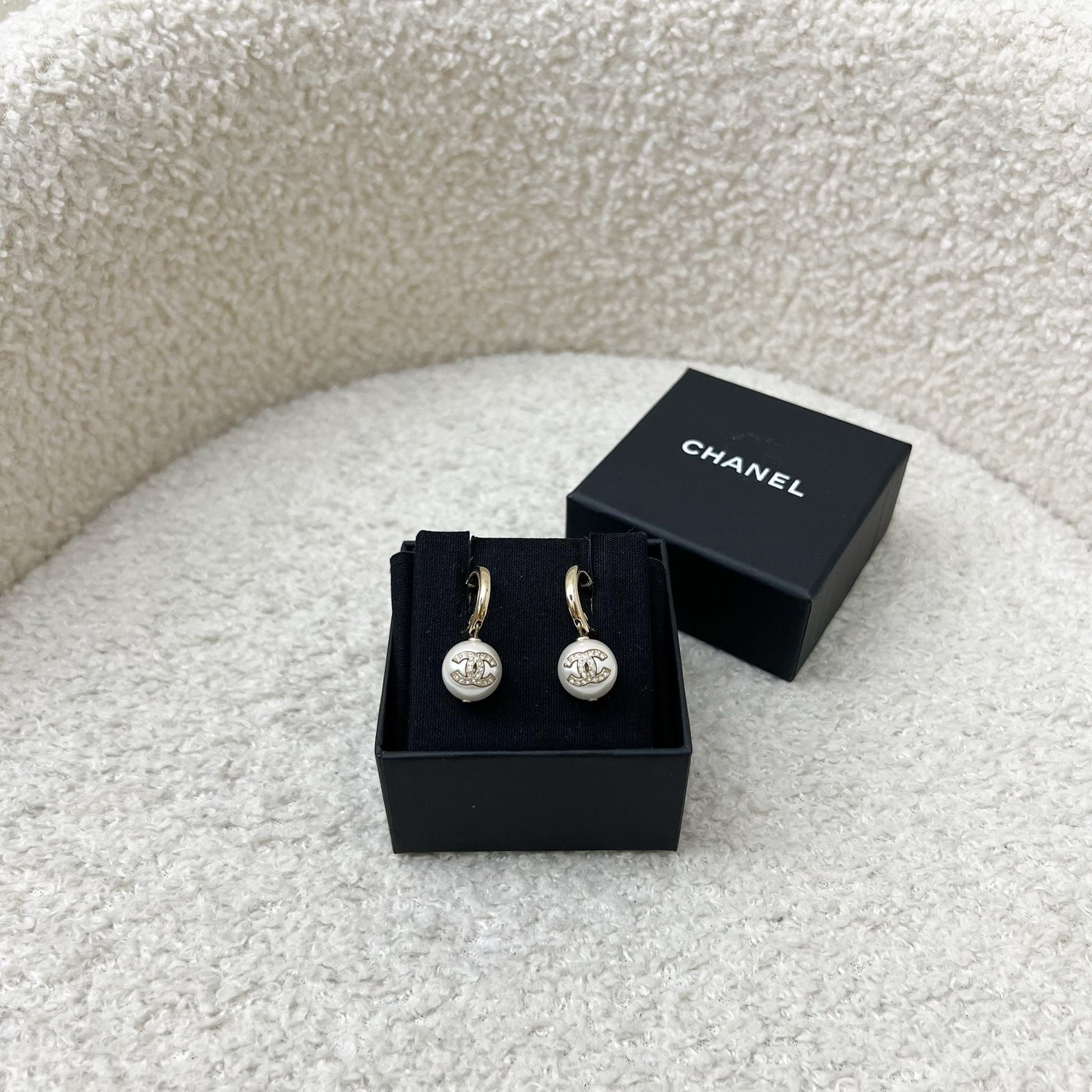 Chanel 22S Pearl with Crystals Studded CC Logo Earrings in Lghw