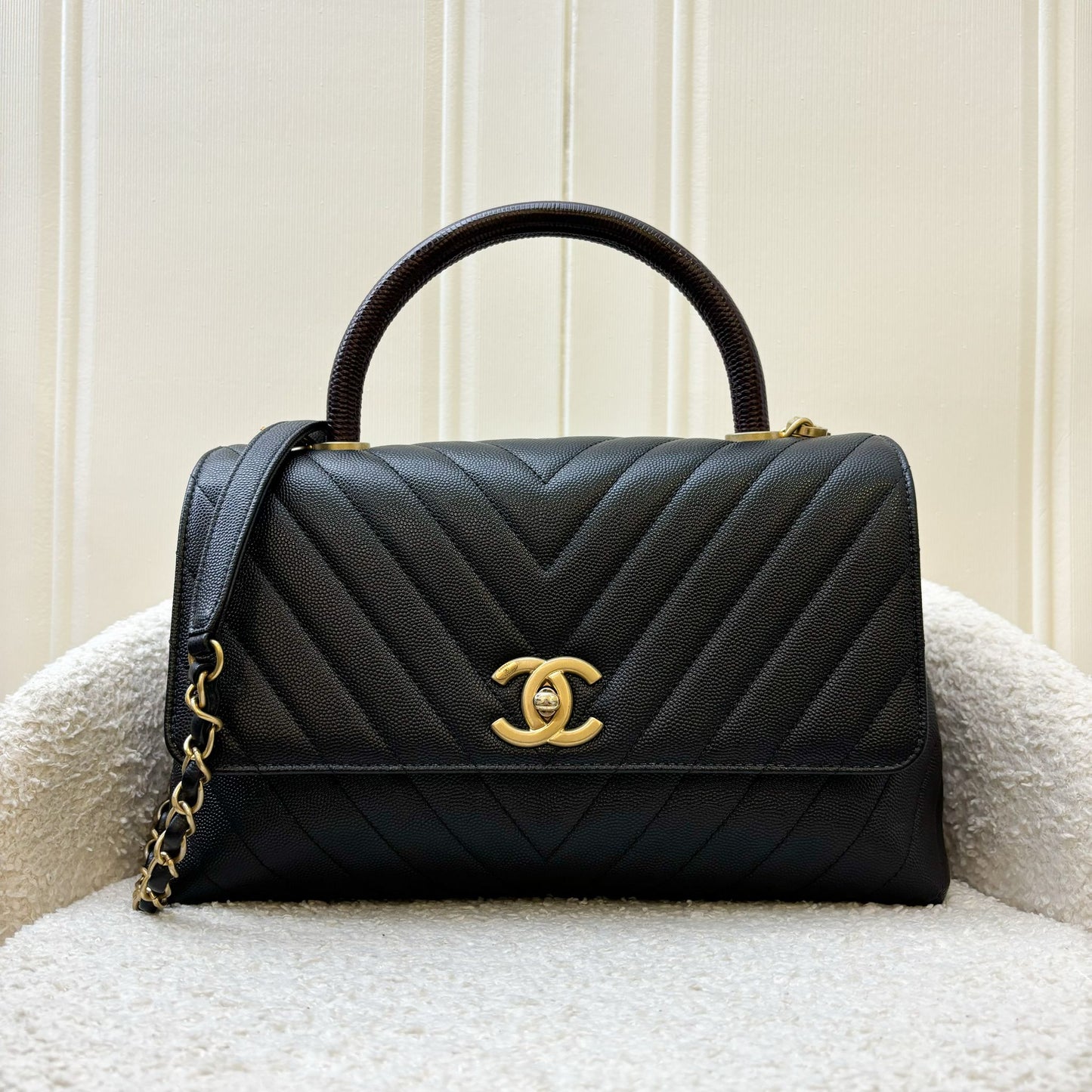 Chanel Medium 29Cm Coco Handle Flap With Burgundy Lizard-Embossed Calfskin Handle In Chevron Quilted Black Caviar And Ghw Bag