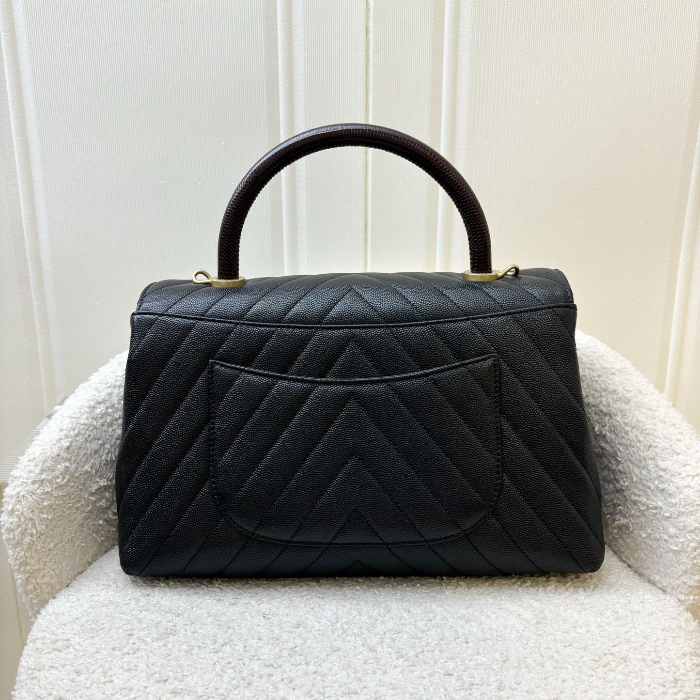 Chanel Medium 29Cm Coco Handle Flap With Burgundy Lizard-Embossed Calfskin Handle In Chevron Quilted Black Caviar And Ghw Bag