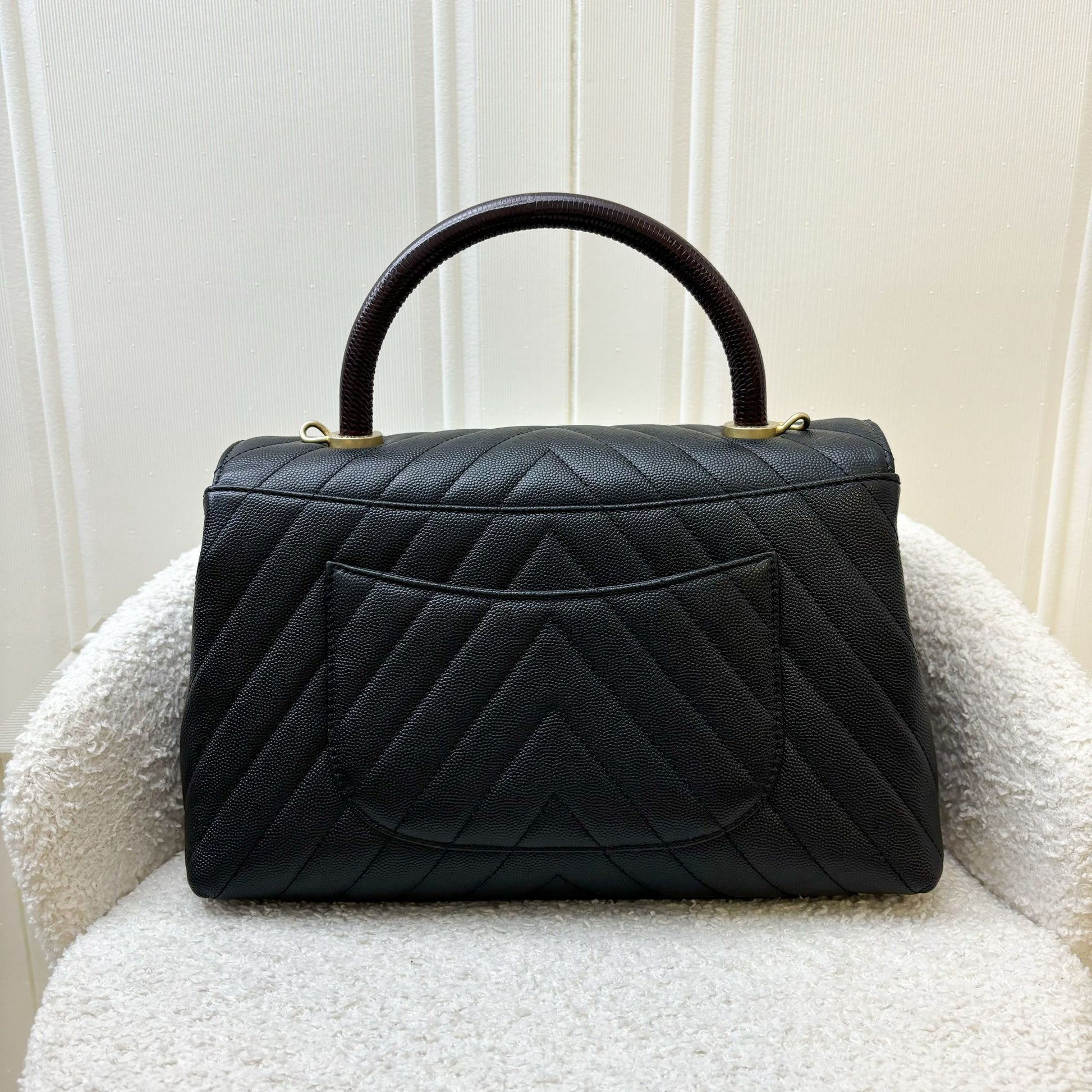 Chanel Medium 29Cm Coco Handle Flap With Burgundy Lizard-Embossed Calfskin Handle In Chevron Quilted Black Caviar And Ghw Bag