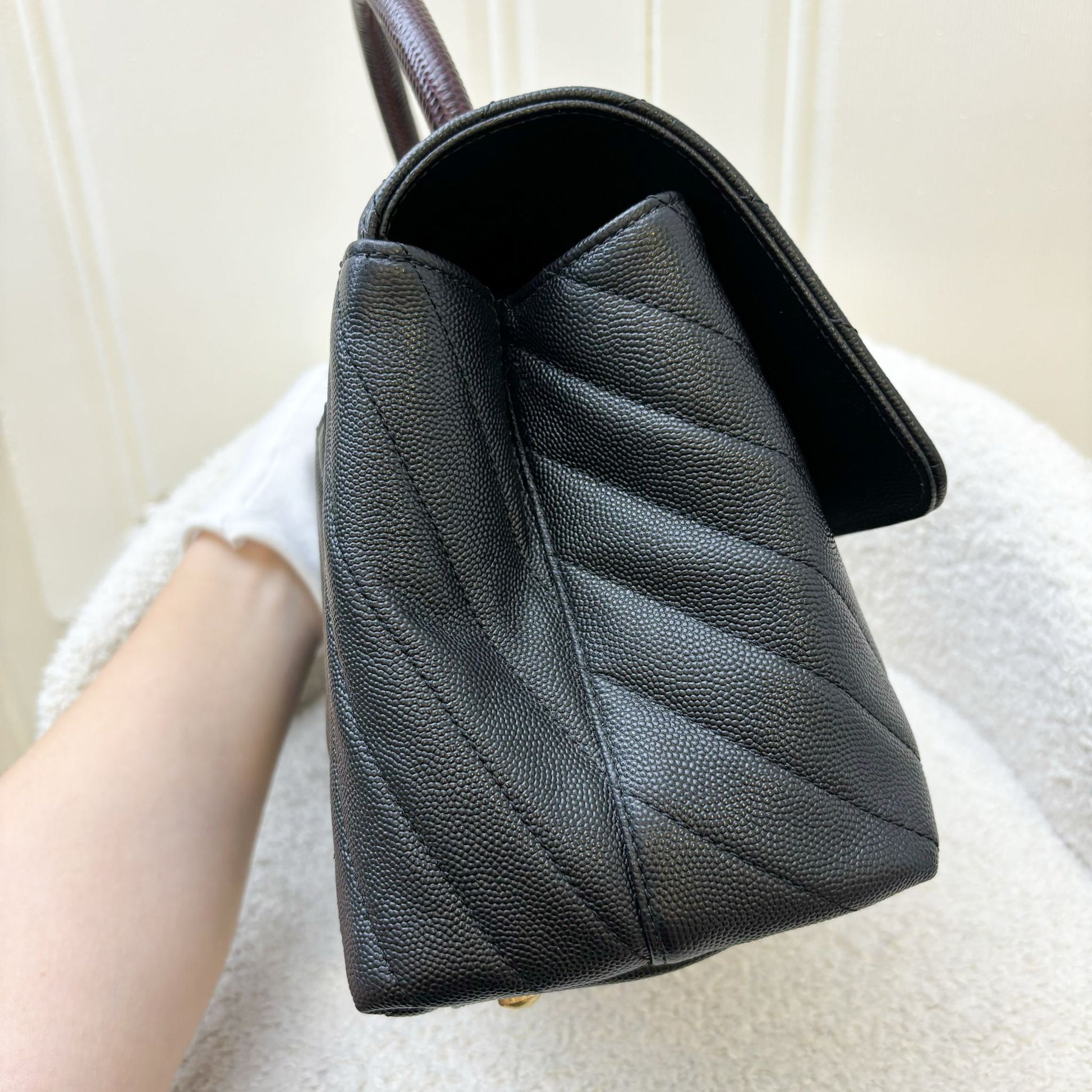 Chanel Medium 29Cm Coco Handle Flap With Burgundy Lizard-Embossed Calfskin Handle In Chevron Quilted Black Caviar And Ghw Bag