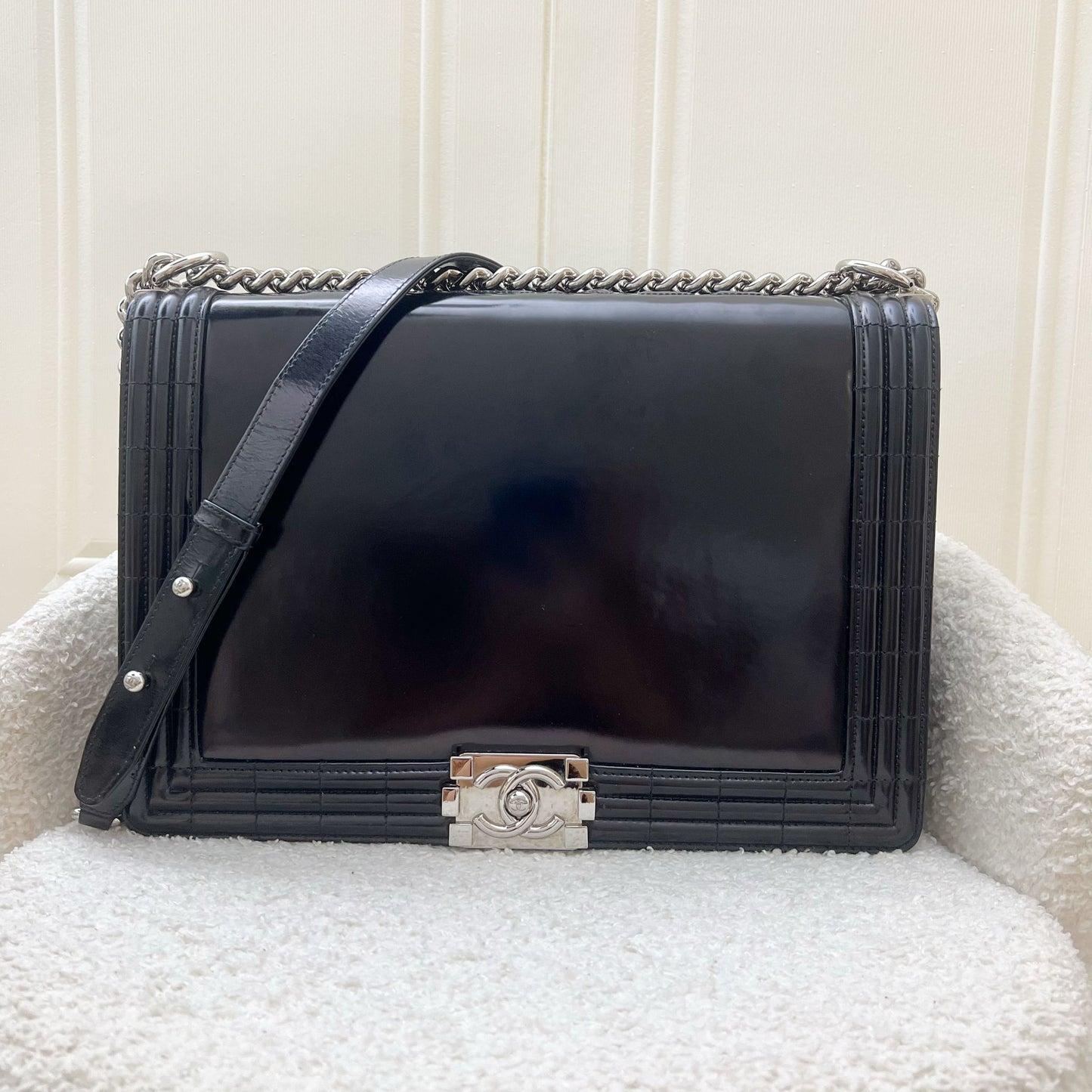 Chanel Medium 25Cm Boy Flap In Black Shiny Calfskin And Shw Bag