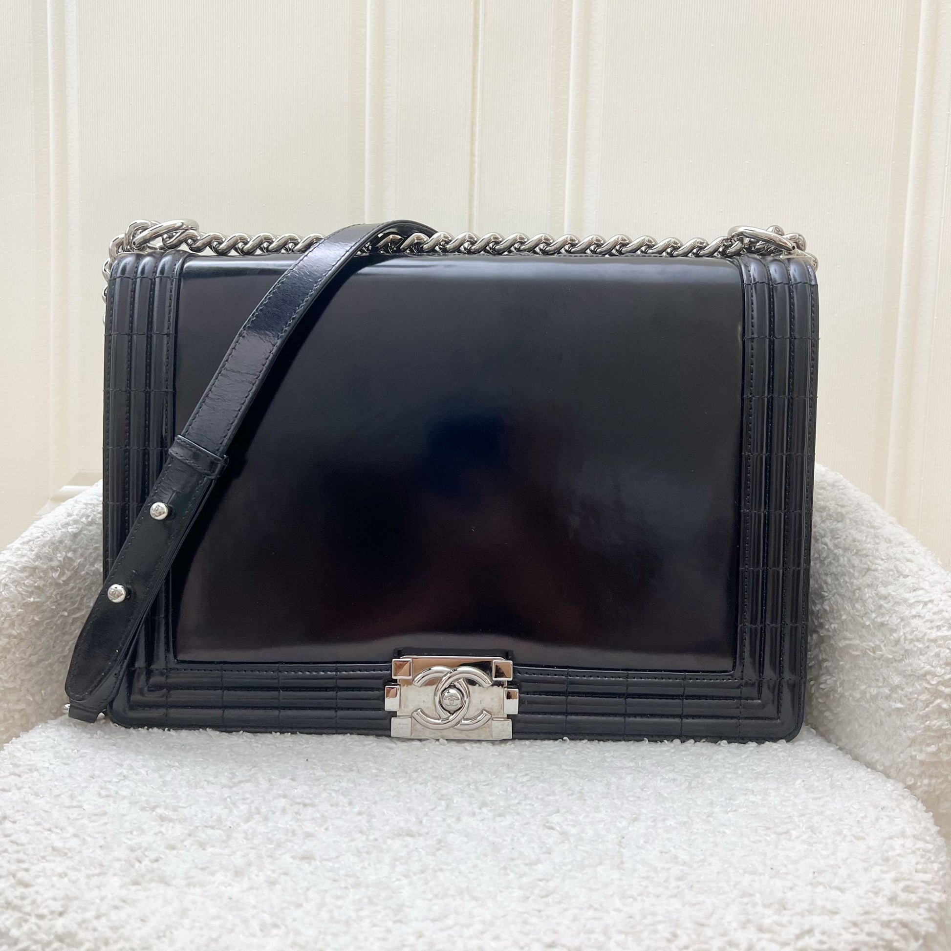 Chanel Medium 25Cm Boy Flap In Black Shiny Calfskin And Shw Bag