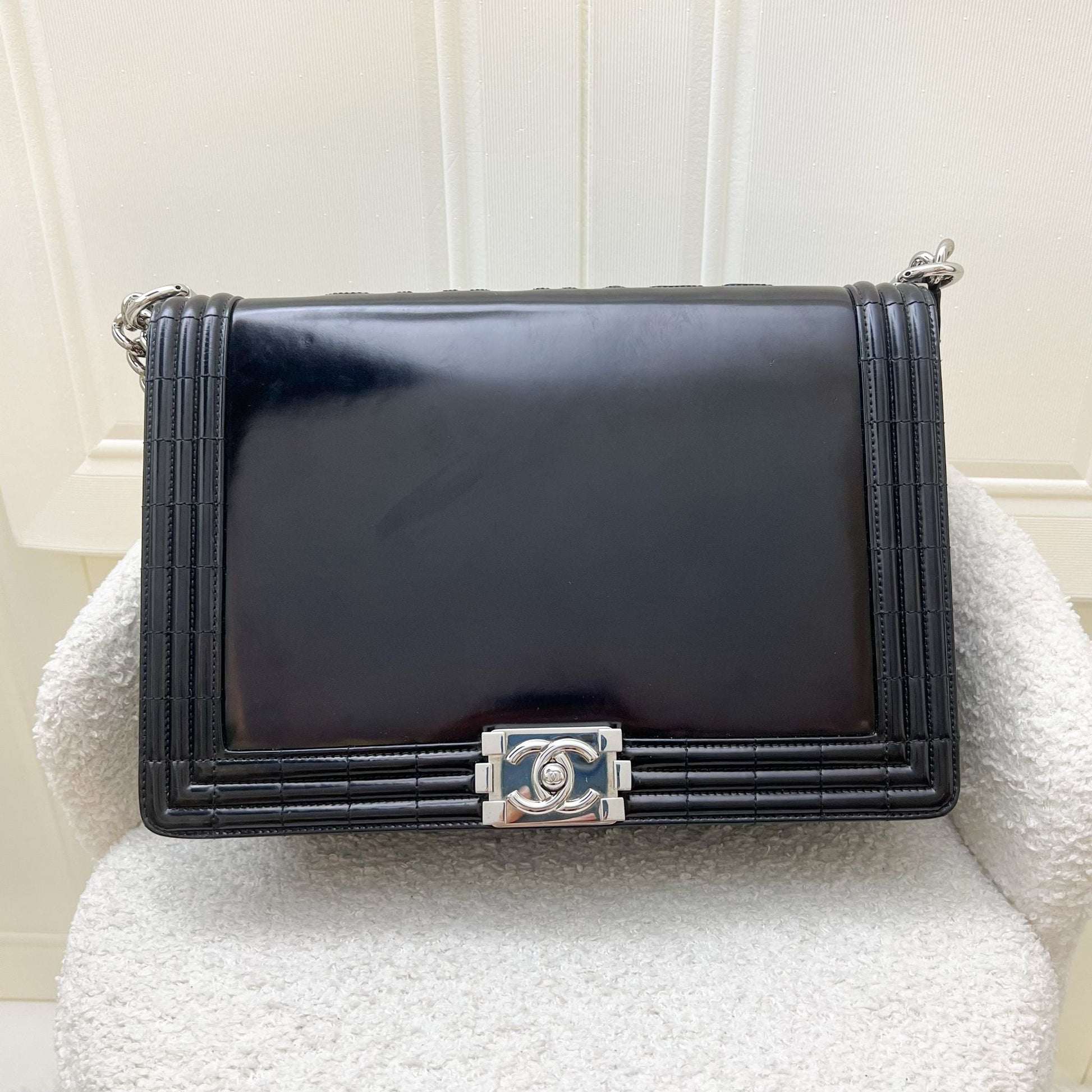 Chanel Medium 25Cm Boy Flap In Black Shiny Calfskin And Shw Bag