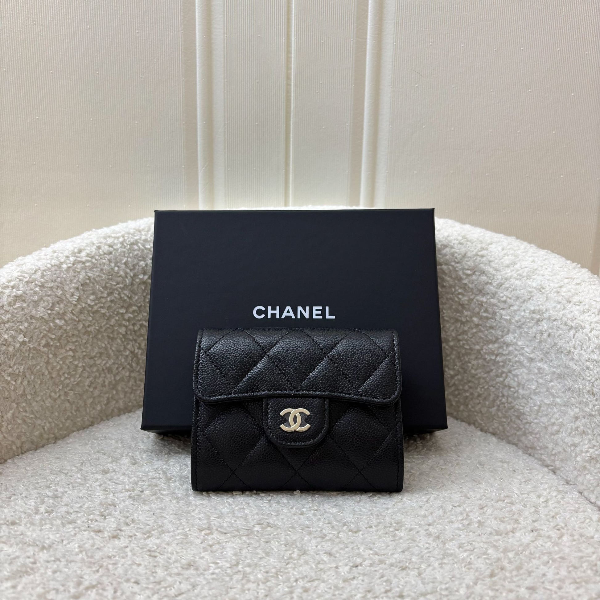 Chanel Classic Xl Snap Card Holder in Black Caviar and Ghw ( ) Handbag