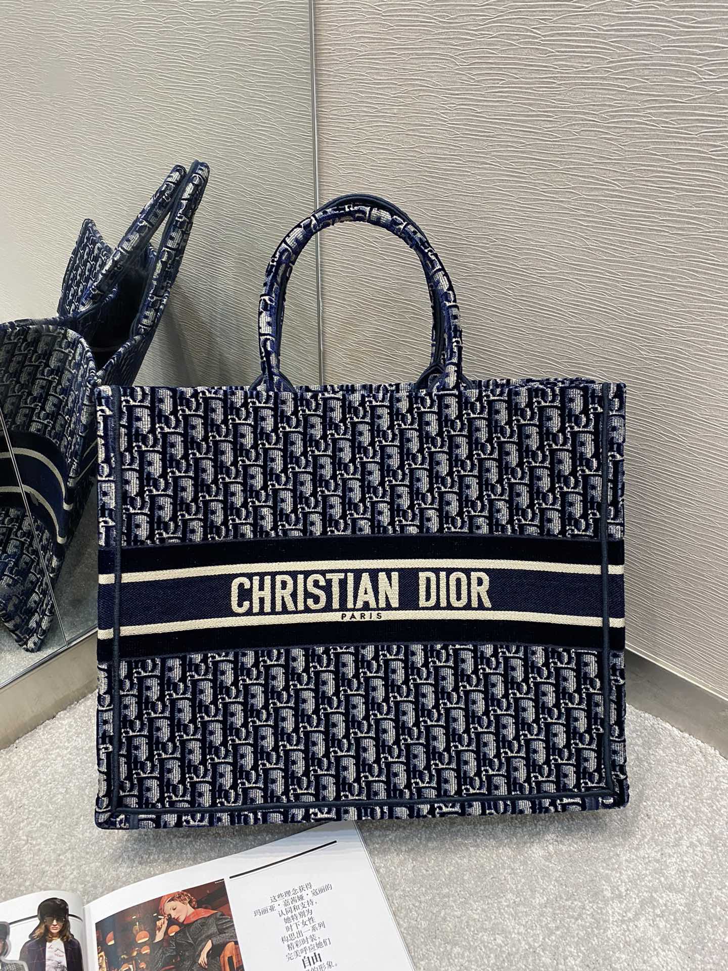 Metop Qualityum Book Dark Cd Blue Book Tote Bag