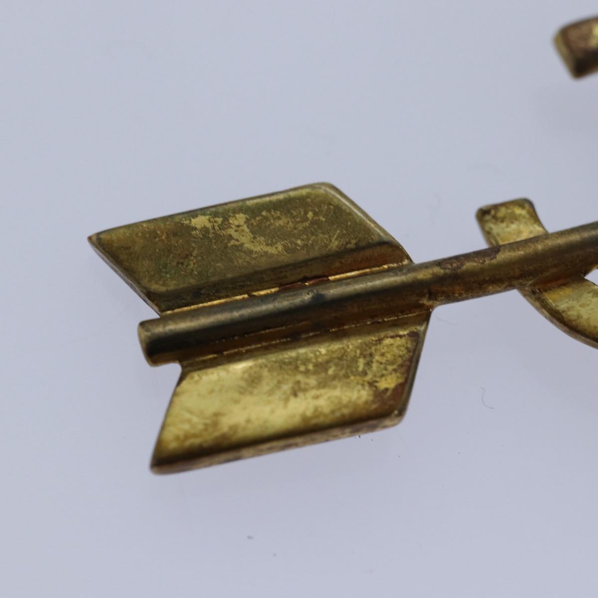 Chanel arrow Brooch metal Gold CC Auth am