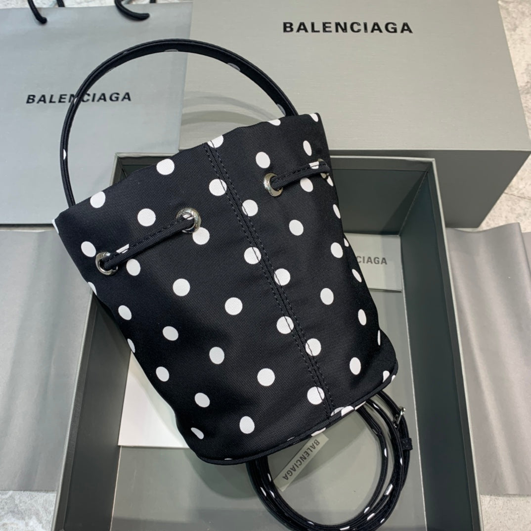 Top Quality Le Cagole Metop Qualityum Bag Black Bucket Bucket Bag