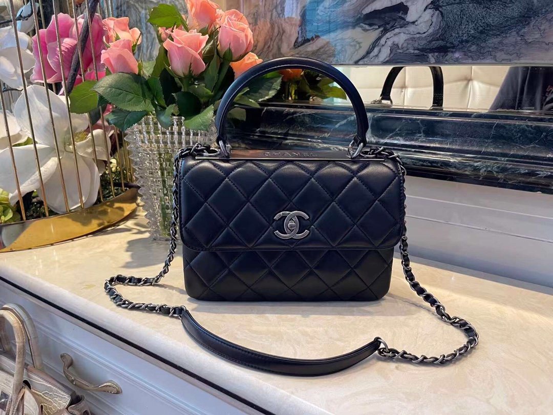 CHL Classic Medal Hardware 9.8in Black Flap Handbag