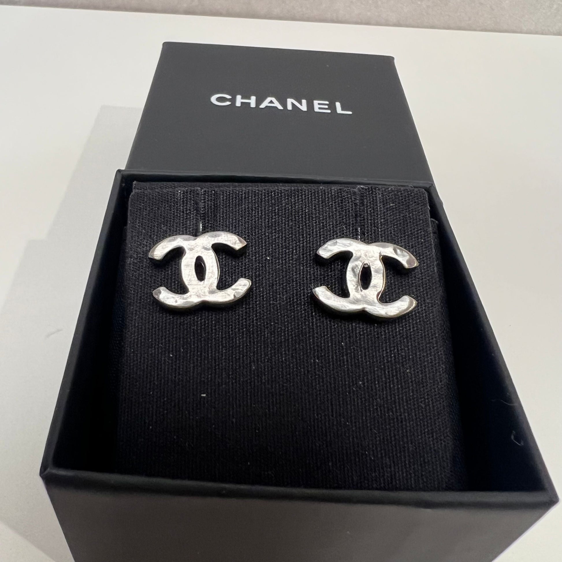 Cc crystal earrings Chanel Silver in Crystal