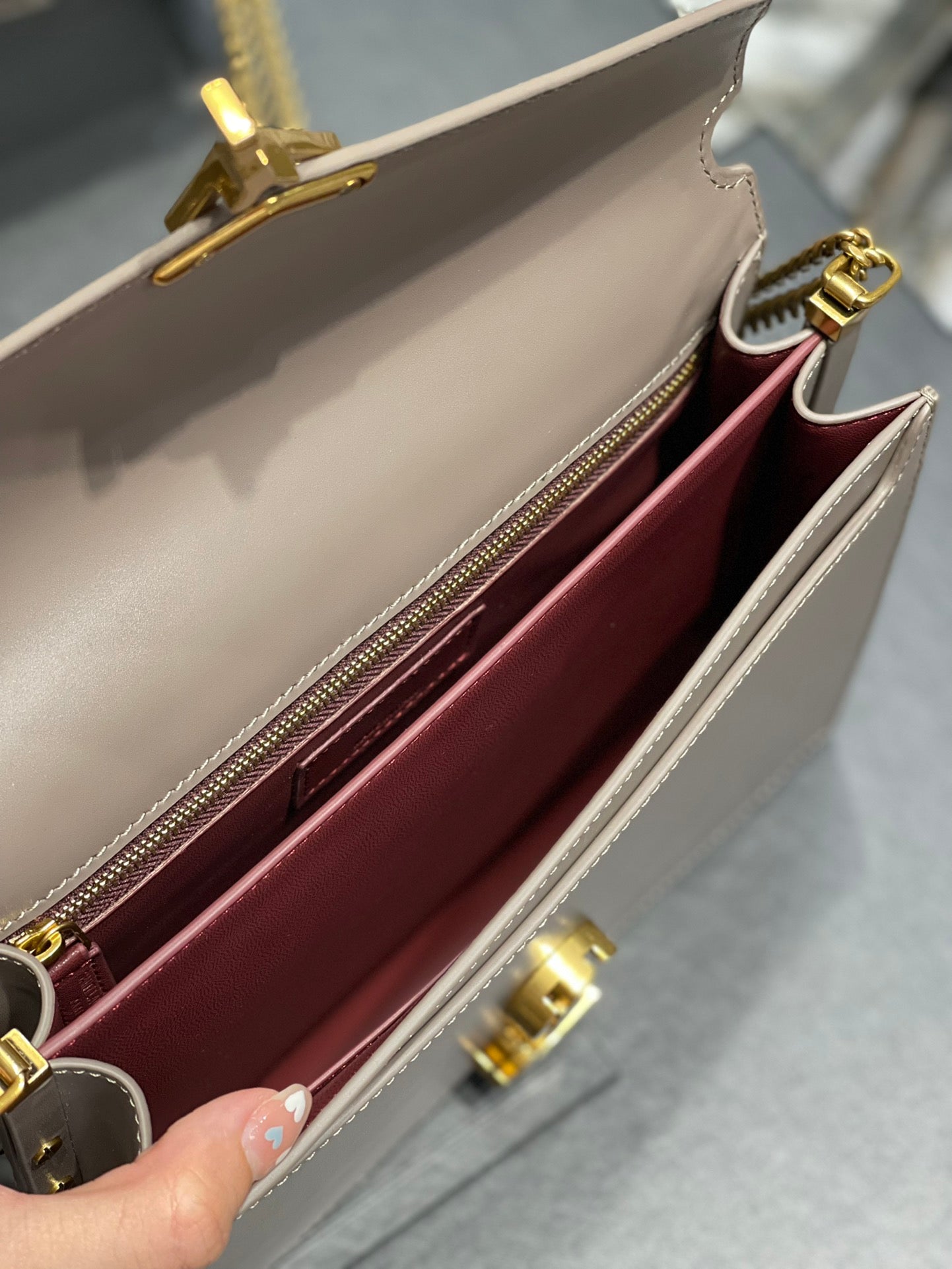 YSL Saint Laurent Cassandra Embossed 8in 22cm Grain De Poudre Medium Chain Travel Bag