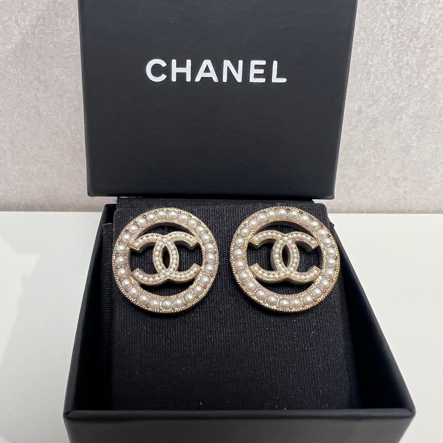 CHANEL Pearl CC Round Earrings Gold