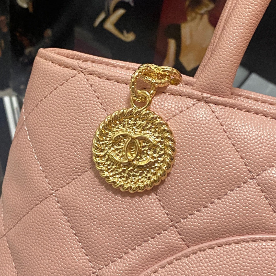 CHLMedallion Hardware Caviar PiNike , Gold Shoulder Bag