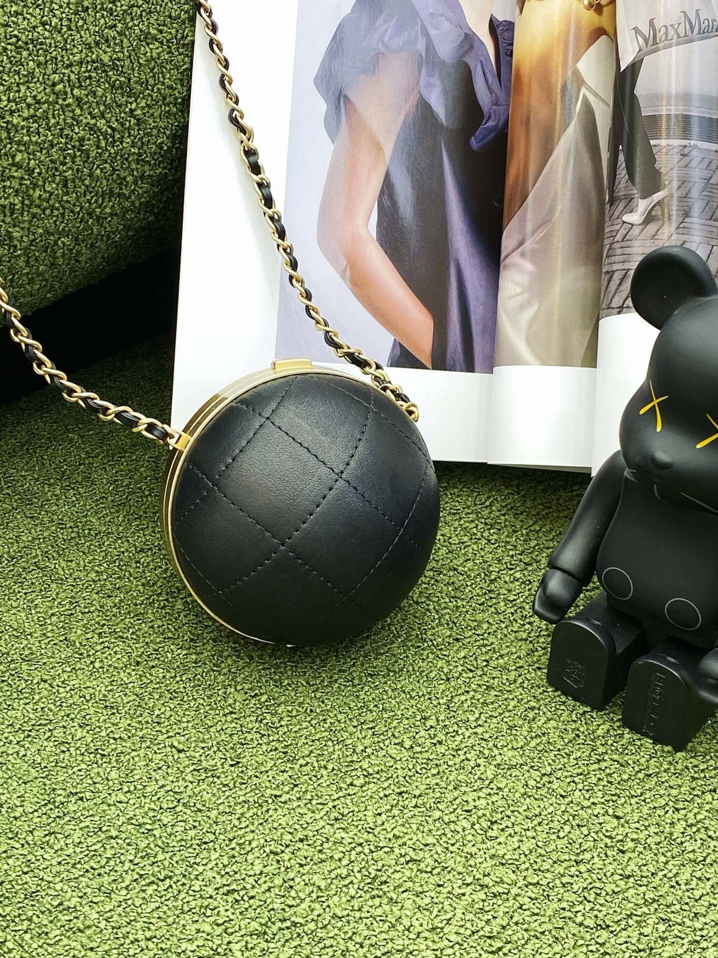 CHL Ball 23.5cm 95in Black Gold Chain Handbag
