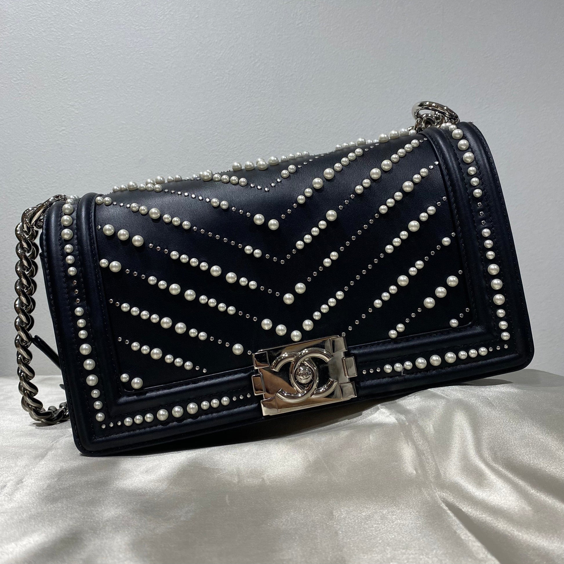 CHANEL PEARL BOYCHANEL MEDIUM CHAIN SHOULDER BAG BLACK LEATHER 90210965
